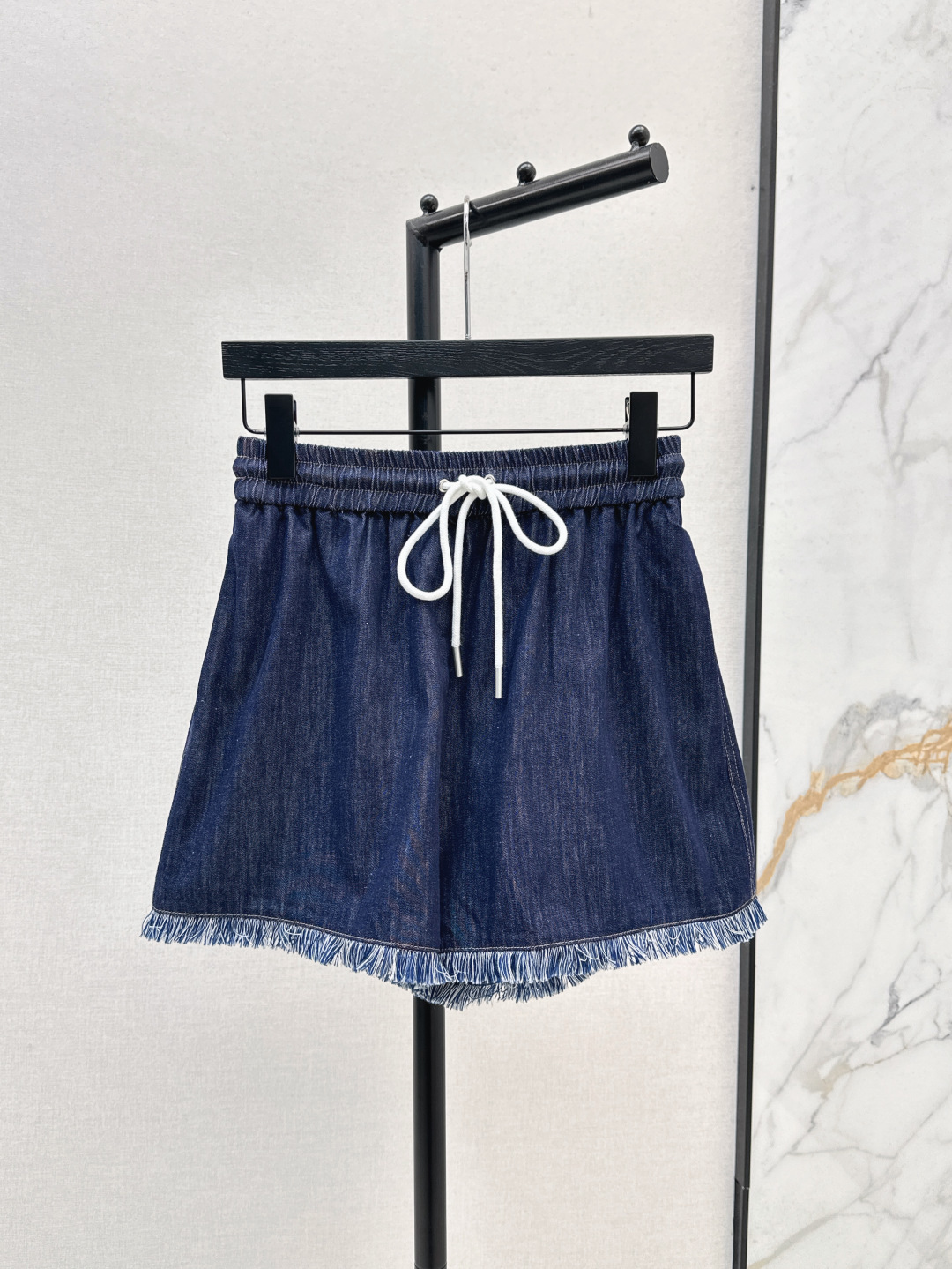 NO:423083,Zim 25Ss————The latest retro denim tassel series three-piece short-sleeved shirt + shorts + trousers Classic dark blue denim fabric A must-have item in hot summer The bottom tassel edge is playful and cute, it looks good with a T-shirt suspender, the high-waisted upper body stretches the leg proportions, the denim series is classic and versatile, not picky, one color is developed, sml shorts, shorts, shirts, T-shirt, tees, t-shirt, alexander wang19860909Zim 25Ss————春夏最新款复古牛仔流苏系列三件套短袖衬衫+短裤+长裤 经典深蓝牛仔面料 炎炎夏日必备的单品 底部流苏边俏皮又可爱 搭T恤吊带都好看 高腰版型上身拉长腿部比例 牛仔系列经典百搭不挑人 一色分开发 现货发售sml 短裤,,shorts,shirts,T-shirt,tees，t-shirt,alexander wang,Women's clothing