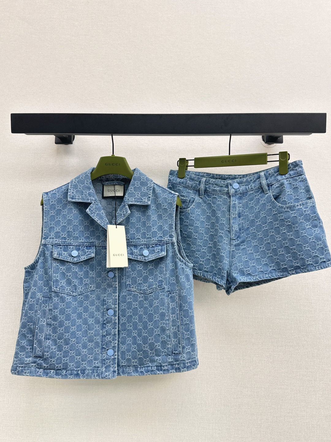 NO:423133,Gu 25Ss————The latest spring and summer gg jacquard denim series of lapel vest jacket + shorts + jumpsuits. High-end custom double-G jacquard denim fabric. Retro fashionable essence. A series of matching can be sweet and salty. The temperament is age-reducing girlish style. The classic style is not picky for people and looks slim. Perfect workmanship quality depends on details. One color is developed. SML vest, shorts, jackets & coats, alexander wang.19860909Gu 25Ss————春夏最新款gg提花牛仔一系列翻领马甲外套+短裤+连体裤 高级定制满幅双G提花牛仔面料 复古时髦精 一系列搭配可甜可盐气质减龄少女风 经典版型不挑人上身超显瘦 完美做工品质看细节 一色分开发 现货发售sml 马甲,,shorts,jackets & coats,alexander wang,Women's clothing