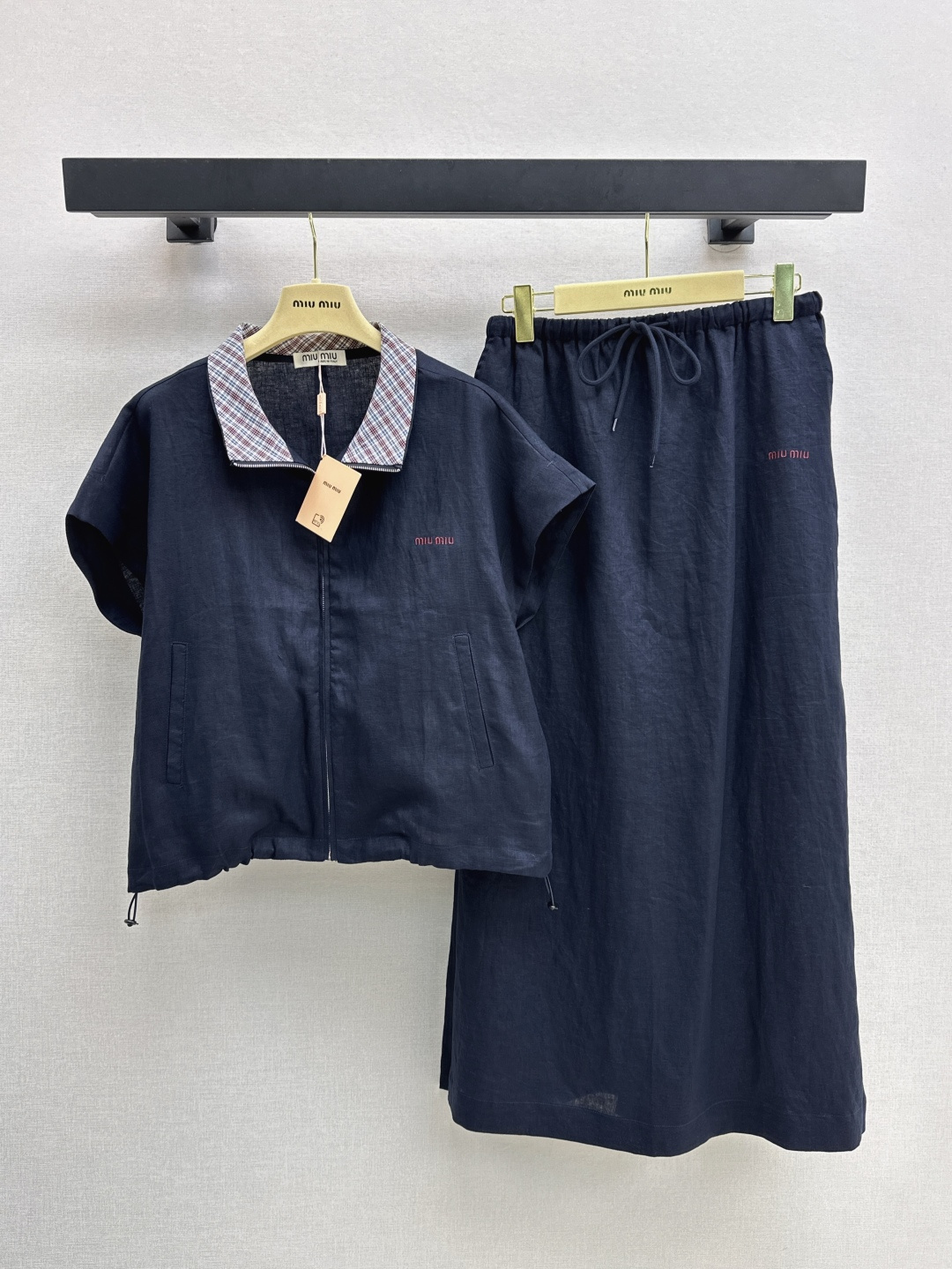 NO:423091,Miu 25Ss————The latest spring and summer spliced ​​lapel plaid design casual and fashionable suit Contrast color lapel top + skirt The upper body looks slim and tall, and the gentle and elegant feeling of aura is exquisite and visual style makes it look slim and not picky. One set is available in one color. SML, miumiu, skirts, alexander wang19860909Miu 25Ss————春夏最新款拼接翻领格纹设计休闲时髦套装 撞色翻领上衣+半裙 上身显瘦又高挑 不失气场的温柔优雅感 精致既视感版型显瘦不挑人 一套出 一色现货发售sml,,miumiu,skirts,alexander wang,Women's clothing