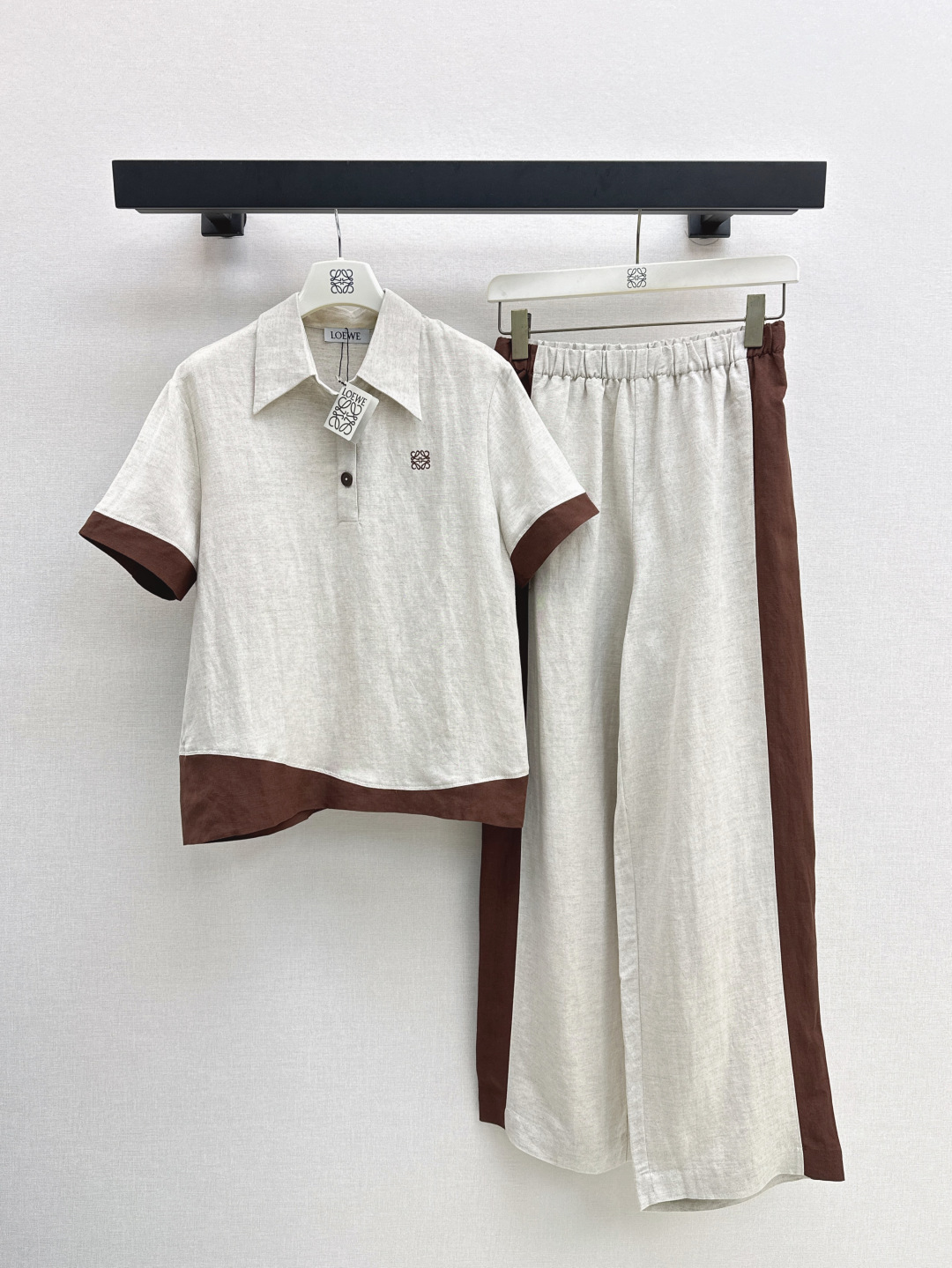 NO:423081,Loe 25Ss————The latest color-blocking suit for spring and summer, contrasting lapel top + straight pants, slim and tall upper body, gentle and elegant without losing the aura, exquisite visual style, slim and not picky. One set, one color is available in stock, sml, loewe, alexander wang19860909Loe 25Ss————春夏最新款拼色套装 撞色翻领上衣+直筒裤 上身显瘦又高挑 不失气场的温柔优雅感 精致既视感版型显瘦不挑人 一套出 一色现货发售sml,,loewe,alexander wang,Women's clothing