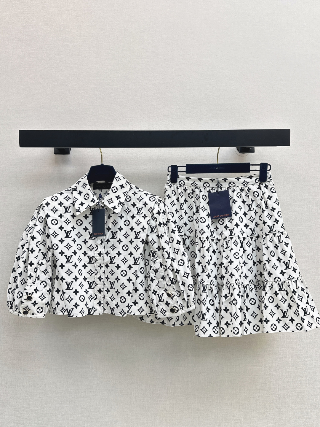 NO:423160,L Home 25Ss————The latest spring and summer presbyterian suits classic contrasting presbyterian printed pattern shirt + skirt Custom logo printed fabric Matched with the same series umbrella skirt Elegant and literary temperament Strong inclusiveness and slimness and long legs Complete sets presenting youthful temperament One color separate development SML shirts on stock, louis vuitton, skirts, shirts, alexander wang19860909L家 25Ss————春夏最新款老花套装经典撞色老花印花图案衬衫+半裙 定制logo印花面料 搭配同系列伞状半裙 气质优雅文艺 包容性强显瘦超显腿长 成套搭配呈现青春气质 一色分开发 现货发售sml 衬衫,,louis vuitton,skirts,shirts,alexander wang,Women's clothing