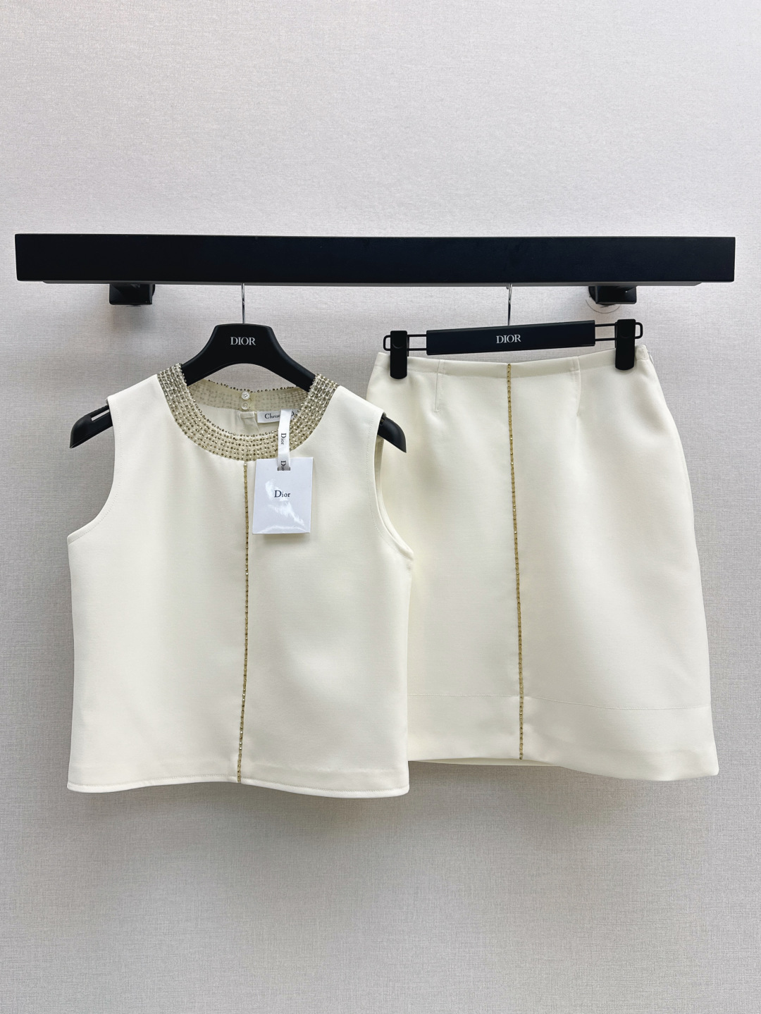 NO:423143,Fashionable and noble CD 25Ss———The latest spring and summer elegant temperament set, heavy-work beaded gold necklace collar sleeveless top + beaded edge decoration mid-length skirt. The combination of minimalist and extremely traditional design is elegant and luxurious. The wide fabric has texture. The classic style is versatile and not picky about people's upper body. A set of two colors is available in stock. SML, skirts, necklace, alexander wang19860909时髦贵气 CD 25Ss———春夏最新款优雅气质套装重工订珠金色项链领圈无袖上衣+珠边装饰中长款半裙 极简与极繁相结合设计优雅精奢风 挺阔面料有质感 经典版型百搭不挑人上身超美 一套出 两色现货发售sml,,skirts,necklace,alexander wang,Women's clothing