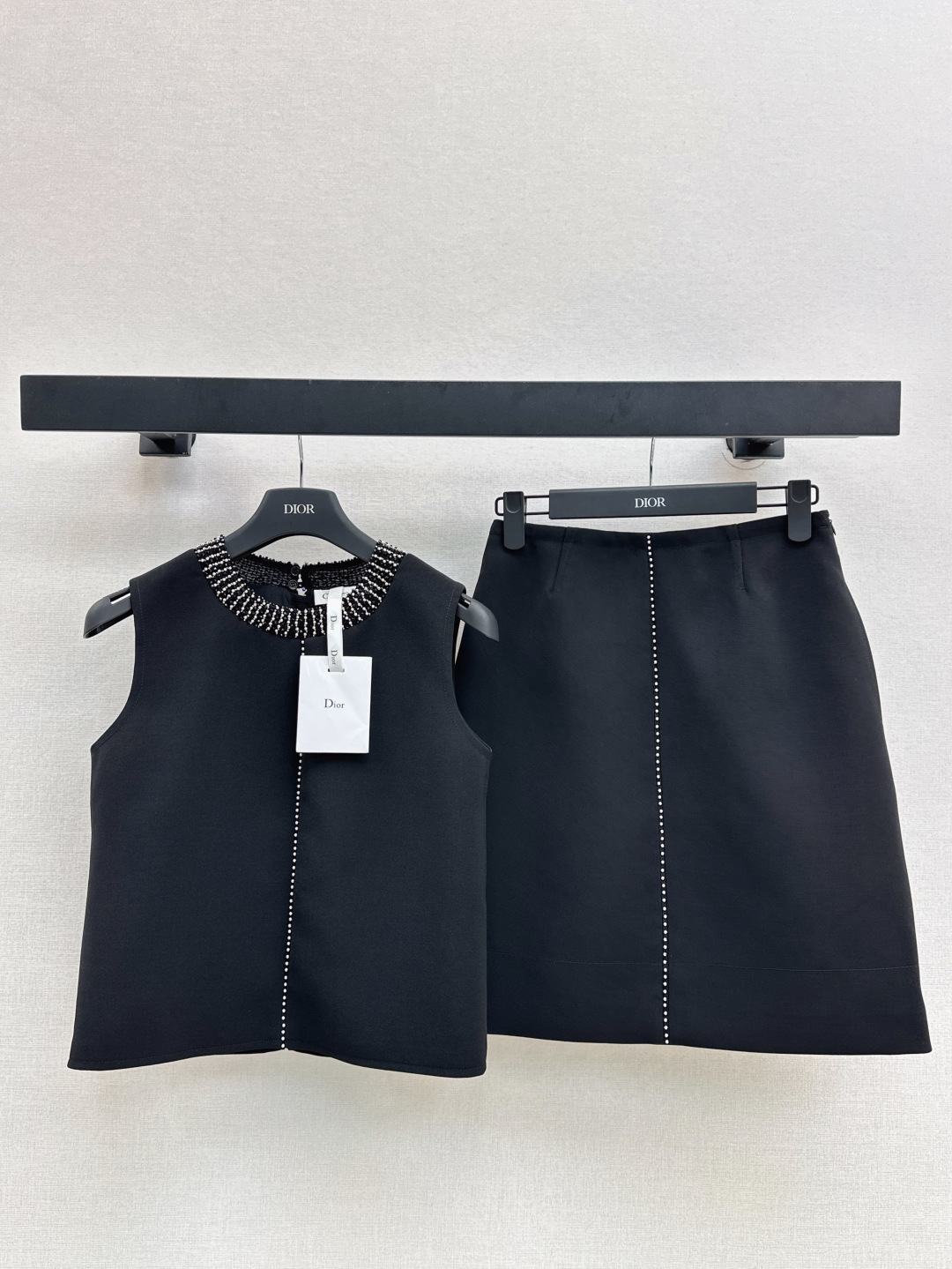 NO:423132,Fashionable and noble CD 25Ss———The latest spring and summer elegant temperament set, heavy-work beaded gold necklace collar sleeveless top + beaded edge decoration mid-length skirt. The combination of minimalist and extremely traditional design is elegant and luxurious. The wide fabric has texture. The classic style is versatile and not picky about people's upper body. A set of two colors is available in stock. SML, skirts, necklace, alexander wang19860909时髦贵气 CD 25Ss———春夏最新款优雅气质套装重工订珠金色项链领圈无袖上衣+珠边装饰中长款半裙 极简与极繁相结合设计优雅精奢风 挺阔面料有质感 经典版型百搭不挑人上身超美 一套出 两色现货发售sml,,skirts,necklace,alexander wang,Women's clothing