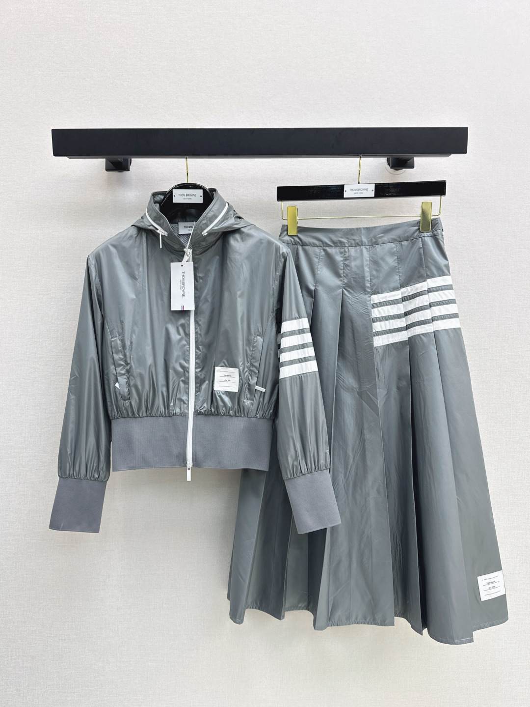 NO:423079,Jacket Skirts 25Ss———The latest spring and summer sports girl-style suit gray memory silk nylon jacket + medium-length pleated skirt. A set that combines age reduction and fashionable. The color matching is very good. Classic bar elements spliced ​​zipper-style hidden collar design. A small short style set looks slim and tall. It can be sweet and salty to reduce age-reducing college-style youthful girl temperament. One color is developed. SML, skirts, jackets & coats, jackets & coats, alexander wang.19860909外套 半裙 25Ss———春夏最新款运动少女风套装灰色记忆丝尼龙夹克+中长款压褶半裙 集减龄和时髦于一身的套装 配色很好看 经典条杠元素拼接拉链式藏领设计 小短款版型一套上身显瘦又高挑 可甜可盐减龄学院风青春少女气质 一色分开发 现货发售sml,,skirts,jackets & coats,jackets & coats,alexander wang,Women's clothing