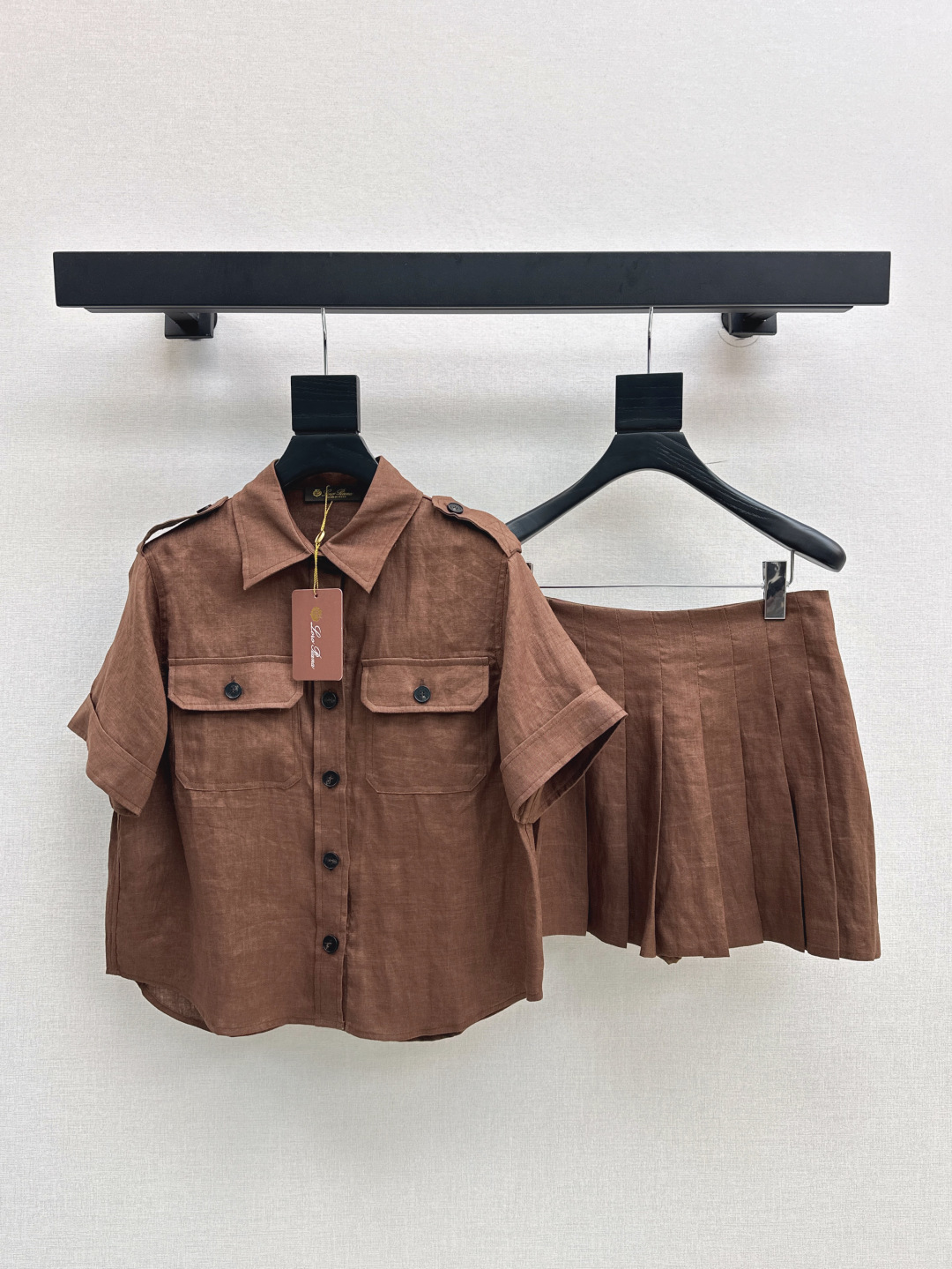 NO:423069,380L 25Ss———The latest high-end caramel brown linen set in spring and summer, lapel double pocket shirt + pleated skirt, a set of upper body age-reducing college style, 3D three-dimensional style retro and elegant imported linen refreshing and breathable, interpreting lazy and casual high-end items, the temperament and playful merger are just right, one color is available in stock, sml, loro piano, skirts, shirts, alexander wang19860909380L 25Ss———春夏最新款高级焦糖棕色亚麻套装 翻领双口袋衬衫+百褶半裙 一套上身减龄学院风 3D立体版型复古优雅进口亚麻清爽透气又舒适 演绎慵懒随性的高级单品 气质与俏皮兼并的恰到好处 一套出 一色现货发售sml,,loro piana,skirts,shirts,alexander wang,Women's clothing