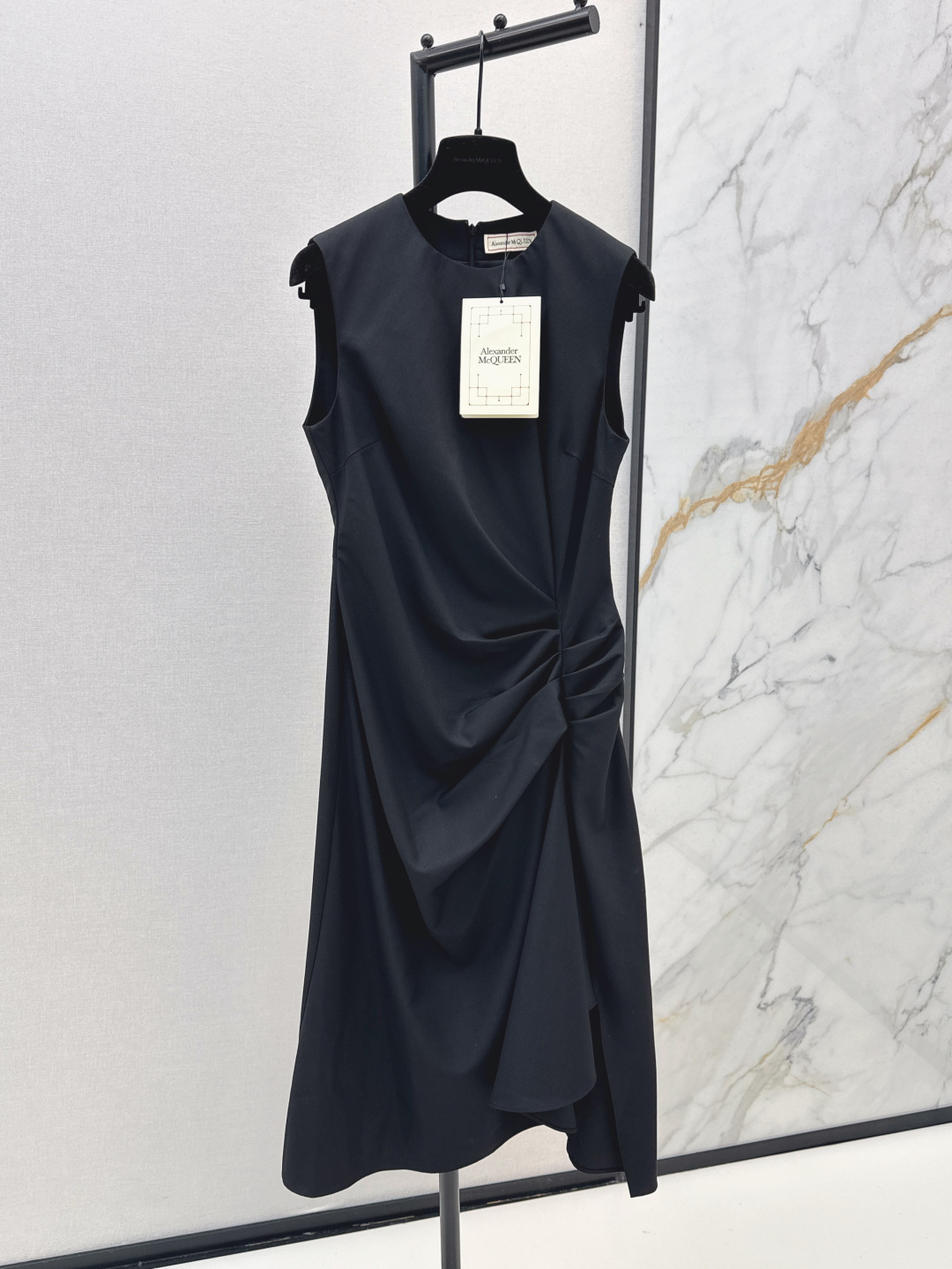 NO:423061,MCQ 25Ss————The latest irregular pleated sleeveless vest dress in spring and summer. The waist is pleated and the waist is very hiding. It is completely hidden and the belly is not visible. Easy to divide the tall body proportions. The custom fabric is super texture. It is elegant and suitable for wearing in all occasions. The classic and durable little black skirt is online. One-size spot-on sml, skirts, alexander wang19860909MCQ 25Ss————春夏最新款不规则褶皱无袖背心连衣裙 腰部形成褶皱收腰视觉感上十分藏肉完全不显肚子 轻松分割高挑身材比例感 定制面料质感超赞 大气优雅各种场合都适合穿 经典耐穿的小黑裙气质感在线 一色现货发售sml,,skirts,alexander wang,Women's clothing