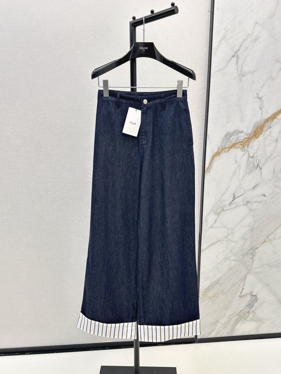 NO:423051,Match with the most demanding CE 25Ss————The latest style of striped curly decorative straight jeans in spring and summer. The style is a straight cut that is not picky at all. The most versatile and slimmest. A small person can feel at ease. It looks taller. The whole design is very simple. It is OK to match T-shirts or shirts in spring and summer. A perfect long-lasting item. SML is available in stock, jeans,shirts,tees, t-shirts,alexander wang19860909搭配刚需 CE 25Ss————春夏最新款条纹卷边装饰直筒牛仔裤 版型是完全不挑人的直筒剪裁 最百搭也最显瘦 小个子也能放心入 妥妥的显高 整个设计很简洁 春夏搭配T恤或者衬衫都OK 妥妥的长青单品 一色现货发售sml,,jeans,shirts,tees，t-shirt,alexander wang,Women's clothing