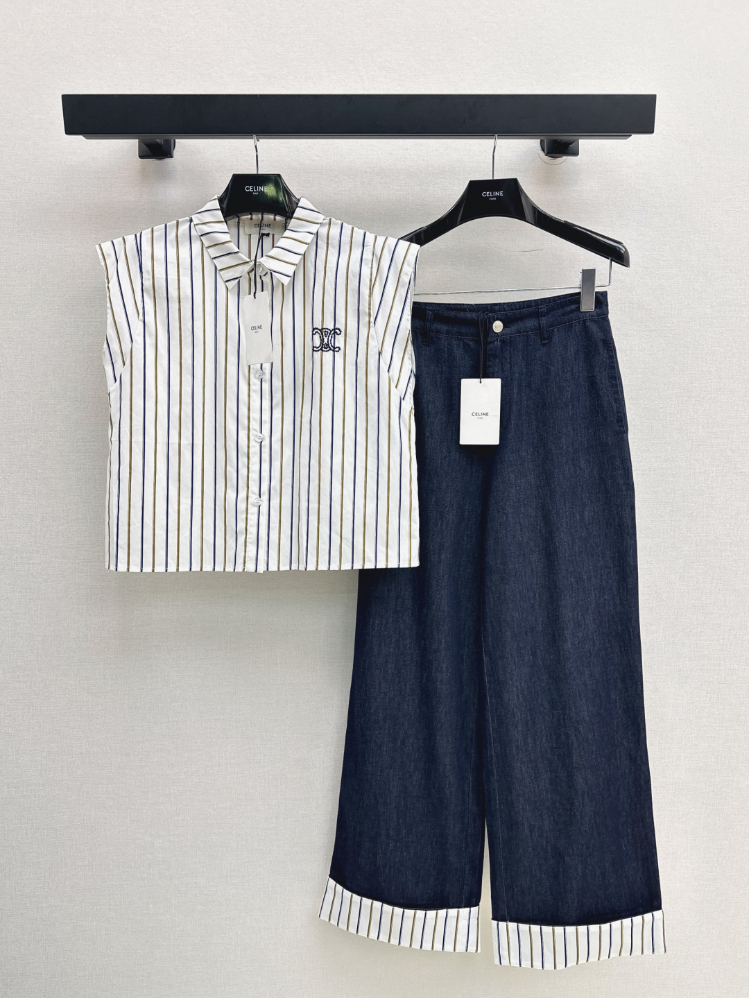 NO:423041,British retro temperament CE 25Ss———The latest spring and summer contrast striped lapel wide shoulder shirt high-quality cotton fabric Classic Arc de Triomphe embroidery Romantic retro Can be fashionable and elegant Deep retro atmosphere Recommended with a series of jeans One color spot on sale sml, jeans,shirts,alexander wang19860909英式复古气质 CE 25Ss———春夏最新款撞色条纹翻领宽肩衬衫高品质棉面料 经典凯旋门刺绣 浪漫复古 可时髦可优雅 浓浓的复古氛围感 推荐搭配一系列牛仔裤哦 一色现货发售sml,,jeans,shirts,alexander wang,Women's clothing