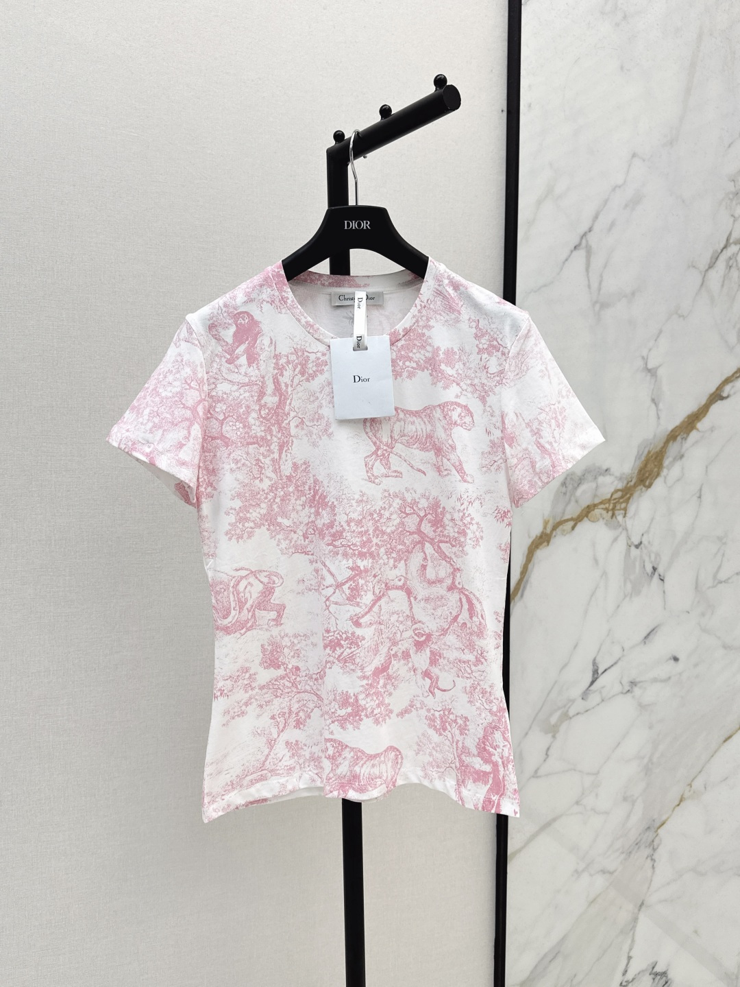 NO:424633,CD 25Ss————The latest style of spring and summer jungle animal print round neck short-sleeved T-shirt retro and fashionable jungle animal pure cotton fabric low-key and elegant. A series of matching is very good. Classic round neck versatile style upper body and age-reducing girlish style. Loose style does not pick on the figure. 100% cotton linen yarn. Summer outfit is comfortable and breathable. Daily casual recommendation. Texture is very important. Two colors are available for sale in stock. T-shirt, tees, t-shirt, alexander wang.19860909CD 25Ss————春夏最新款丛林动物印花圆领短袖T恤 复古时髦的丛林动物纯棉面料 低调中不失优雅 一系列搭配很赞经典圆领百搭版型上身减龄少女风 宽松的版型不挑身材 百分百棉麻纱线 夏季穿搭舒适透气 日常休闲很推荐 质感很加分 两色现货发售sml,,T-shirt,tees，t-shirt,alexander wang,Women's clothing