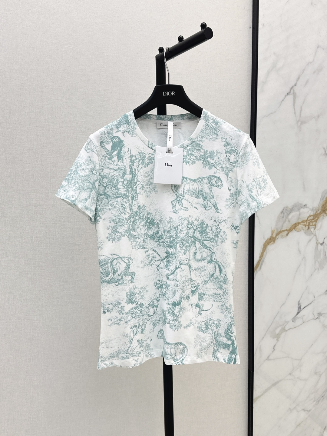 NO:424691,CD 25Ss————The latest style of spring and summer jungle animal print round neck short-sleeved T-shirt retro and fashionable jungle animal pure cotton fabric low-key and elegant. A series of matching is very good. Classic round neck versatile style upper body and age-reducing girlish style. Loose style does not pick on the figure. 100% cotton linen yarn. Summer outfit is comfortable and breathable. Daily casual recommendation. Texture is very important. Two colors are available for sale in stock. T-shirt, tees, t-shirt, alexander wang.19860909CD 25Ss————春夏最新款丛林动物印花圆领短袖T恤 复古时髦的丛林动物纯棉面料 低调中不失优雅 一系列搭配很赞经典圆领百搭版型上身减龄少女风 宽松的版型不挑身材 百分百棉麻纱线 夏季穿搭舒适透气 日常休闲很推荐 质感很加分 两色现货发售sml,,T-shirt,tees，t-shirt,alexander wang,Women's clothing