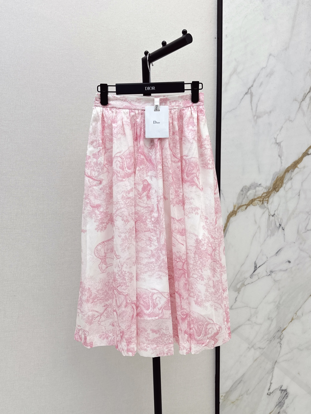 NO:424682,CD 25Ss————The latest style of jungle animal printed pure cotton skirt in spring and summer. Retro style printing design. Rich inspiration. It has high-end tone. It linearly improves clothing quality. It is a very pleasing item. It is cool and beautiful. The length is just right. The feeling of ink painting is cold. The upper body is a temperamental beauty. It looks slim and tall. Two colors are on sale in stock. SML, skirts, alexander wang19860909CD 25Ss————春夏最新款丛林动物印花纯棉长半裙 复古风格的印花设计 丰富灵感 自带高级调性 直线提升衣品 属于很耐看的单品 又飒又美 长度恰到好处 水墨画的感觉清冷感拿捏 上身就是气质美女 显瘦显高挑 两色现货发售sml,,skirts,alexander wang,Women's clothing