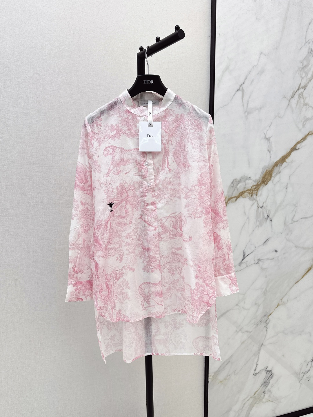 NO:424675,CD 25Ss————The latest jungle animal print stand collar long sleeve long shirt in spring and summer. Classic Ruyi animal jungle series. You can never get tired of watching it. Super practical wear. Heavy industry embroidery bee embellishment. Customized animal jungle print pattern pure cotton fabric. Light and not soft couch. Short front and long shirt design. The upper body is full of high-end feeling. The new series has a huge white color. Easy to create a fashionable style. The three-dimensional and wide version is super slimming and showing proportions. The age-reducing sweet and cool. Two colors are on sale in stock. SML, Shirts, alexander wang19860909CD 25Ss————春夏最新款丛林动物印花立领长袖长款衬衫 经典的茹依动物丛林系列 百看不厌 超级实穿 重工刺绣小蜜蜂点缀 定制动物丛林印花图案纯棉面料 轻薄不软榻 前短后长长款衬衫设计 上身高级感满满 新系列颜色巨显白哦 轻松打造时髦范 立体挺阔版型上身超级显瘦显比例 减龄甜酷两不误 两色现货发售sml,,shirts,alexander wang,Women's clothing