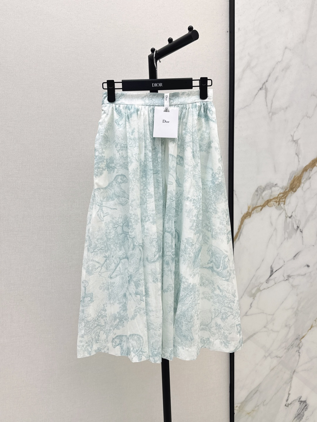 NO:424666,CD 25Ss————The latest style of jungle animal printed pure cotton skirt in spring and summer. Retro style printing design. Rich inspiration. It has high-end tone. It linearly improves clothing quality. It is a very pleasing item. It is cool and beautiful. The length is just right. The feeling of ink painting is cold. The upper body is a temperamental beauty. It looks slim and tall. Two colors are on sale in stock. SML, skirts, alexander wang19860909CD 25Ss————春夏最新款丛林动物印花纯棉长半裙 复古风格的印花设计 丰富灵感 自带高级调性 直线提升衣品 属于很耐看的单品 又飒又美 长度恰到好处 水墨画的感觉清冷感拿捏 上身就是气质美女 显瘦显高挑 两色现货发售sml,,skirts,alexander wang,Women's clothing