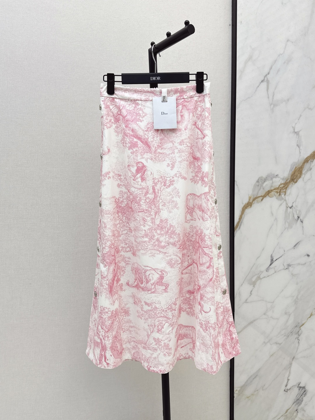 NO:424657,CD 25Ss————The latest jungle animal print high-waisted breasted skirt in spring and summer. Classic Ruyi animal jungle pattern print. Fashionable and fashionable. High-waisted style. Just the right skirt length. The fabric is light and textured. Elegant and casual. It will not be stuffy in summer. Customized logo hardware concealed button design on both sides. Super temperament. Casual and loose. The upper body is super comfortable and age-reducing. It is amazing to wear on summer vacation. Two colors are available for sale in stock. SML, skirts, alexander wang.19860909CD 25Ss————春夏最新款丛林动物印花高腰排扣半身裙 经典的茹依动物丛林图案印花 时髦又洋气 高腰版型 恰到好处的裙长 面料轻薄有质感 飘逸随性 夏季也不会闷热 两侧定制logo五金暗扣设计 超显气质 休闲宽松 上身超舒适减龄 夏日度假穿它简直绝了 两色现货发售sml,,skirts,alexander wang,Women's clothing