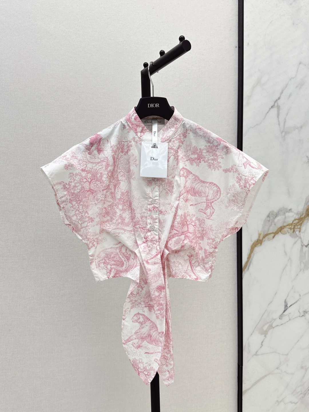 NO:424651,CD 25Ss———The latest style of spring and summer jungle animal print stand collar fly sleeve strap shirt. Stand collar loose short style. Front hem pleated ties. Slim fit to create a good proportion. The upper body is extremely thin. Fashionable and retro jungle animal print. Paired with skirts in the same series. Suitable for wearing in all occasions. Fixed cotton fabric. The fabric is soft and breathable. Two colors are available for sale in stock. Sml, skirts, alexander wang.19860909CD 25Ss———春夏最新款丛林动物印花立领飞袖绑带衬衣 立领宽松短款的版型 正面衣摆压褶系结设计 修身形打造好比例 上身显瘦度极高 时髦复古的丛林动物印花 搭配同系列半身裙 适合各种场合穿着 定织的纯棉布面料 面料质感轻柔透气 两色现货发售sml,,skirts,alexander wang,Women's clothing