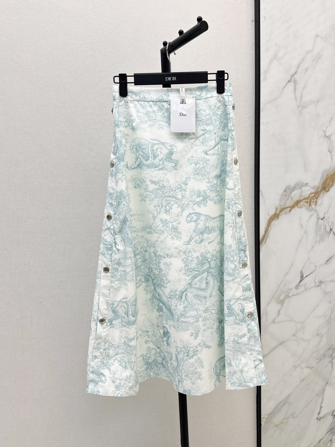 NO:424645,CD 25Ss————The latest jungle animal print high-waisted breasted skirt in spring and summer. Classic Ruyi animal jungle pattern print. Fashionable and fashionable. High-waisted style. Just the right skirt length. The fabric is light and textured. Elegant and casual. It will not be stuffy in summer. Customized logo hardware concealed button design on both sides. Super temperament. Casual and loose. The upper body is super comfortable and age-reducing. It is amazing to wear on summer vacation. Two colors are available for sale in stock. SML, skirts, alexander wang.19860909CD 25Ss————春夏最新款丛林动物印花高腰排扣半身裙 经典的茹依动物丛林图案印花 时髦又洋气 高腰版型 恰到好处的裙长 面料轻薄有质感 飘逸随性 夏季也不会闷热 两侧定制logo五金暗扣设计 超显气质 休闲宽松 上身超舒适减龄 夏日度假穿它简直绝了 两色现货发售sml,,skirts,alexander wang,Women's clothing