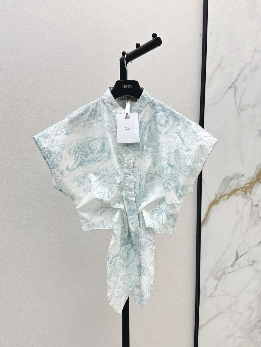 NO:424638,CD 25Ss———The latest style of spring and summer jungle animal print stand collar fly sleeve strap shirt. Stand collar loose short style. Front hem pleated ties. Slim fit to create a good proportion. The upper body is extremely thin. Fashionable and retro jungle animal print. Paired with skirts in the same series. Suitable for wearing in all occasions. Fixed cotton fabric. The fabric is soft and breathable. Two colors are available for sale in stock. Sml, skirts, alexander wang.19860909CD 25Ss———春夏最新款丛林动物印花立领飞袖绑带衬衣 立领宽松短款的版型 正面衣摆压褶系结设计 修身形打造好比例 上身显瘦度极高 时髦复古的丛林动物印花 搭配同系列半身裙 适合各种场合穿着 定织的纯棉布面料 面料质感轻柔透气 两色现货发售sml,,skirts,alexander wang,Women's clothing