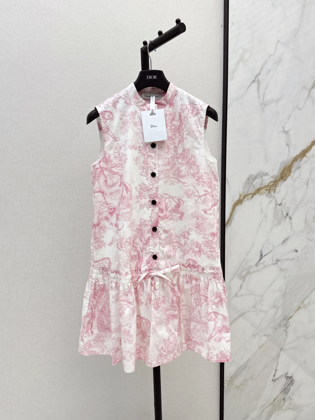 NO:424632,CD 25Ss————The latest style of spring and summer jungle animal print stand collar sleeveless dress Elegant temperament Simple and elegant design Suitable for wearing in all occasions Fashionable and retro jungle animal print Stand-breasted straight-tube style Skirt hem drawstring pleated design Skirt body plus points and slimming Stainless cotton fabric Fine texture soft and breathable Two colors on sale SML, Skirts, Alexander wang19860909CD 25Ss————春夏最新款丛林动物印花立领无袖连衣裙 优雅气质简约大方的设计 适合各种场合穿着 时髦复古的丛林动物印花 立领排扣直筒版型 裙摆抽绳褶皱设计 上身加分又显瘦 定织的纯棉布面料 面料质感轻柔透气 两色现货发售sml,,skirts,alexander wang,Women's clothing