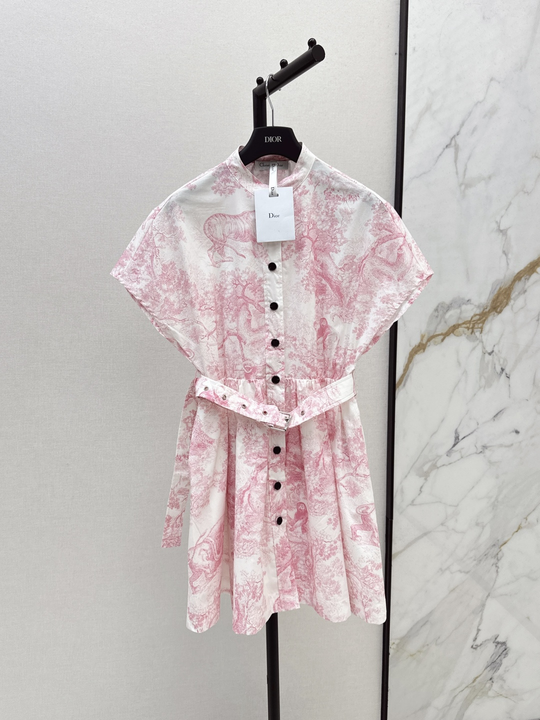 NO:424626,CD 25Ss————The latest style of spring and summer jungle animal print pure cotton fly sleeve dress Elegant temperament Simple and elegant design Suitable for wearing in all occasions Fashionable and retro jungle animal print Fly sleeve waist pleated skirt pattern design Extra points for upper body and slimming Stainless cotton fabric fabric The fabric is soft and breathable. Two colors are on sale in stock sml, skirts, alexander wang19860909CD 25Ss————春夏最新款丛林动物印花纯棉飞袖连衣裙 优雅气质简约大方的设计 适合各种场合穿着 时髦复古的丛林动物印花 飞袖收腰褶皱裙摆版型设计 上身加分又显瘦 定织的纯棉布面料 面料质感轻柔透气 两色现货发售sml,,skirts,alexander wang,Women's clothing