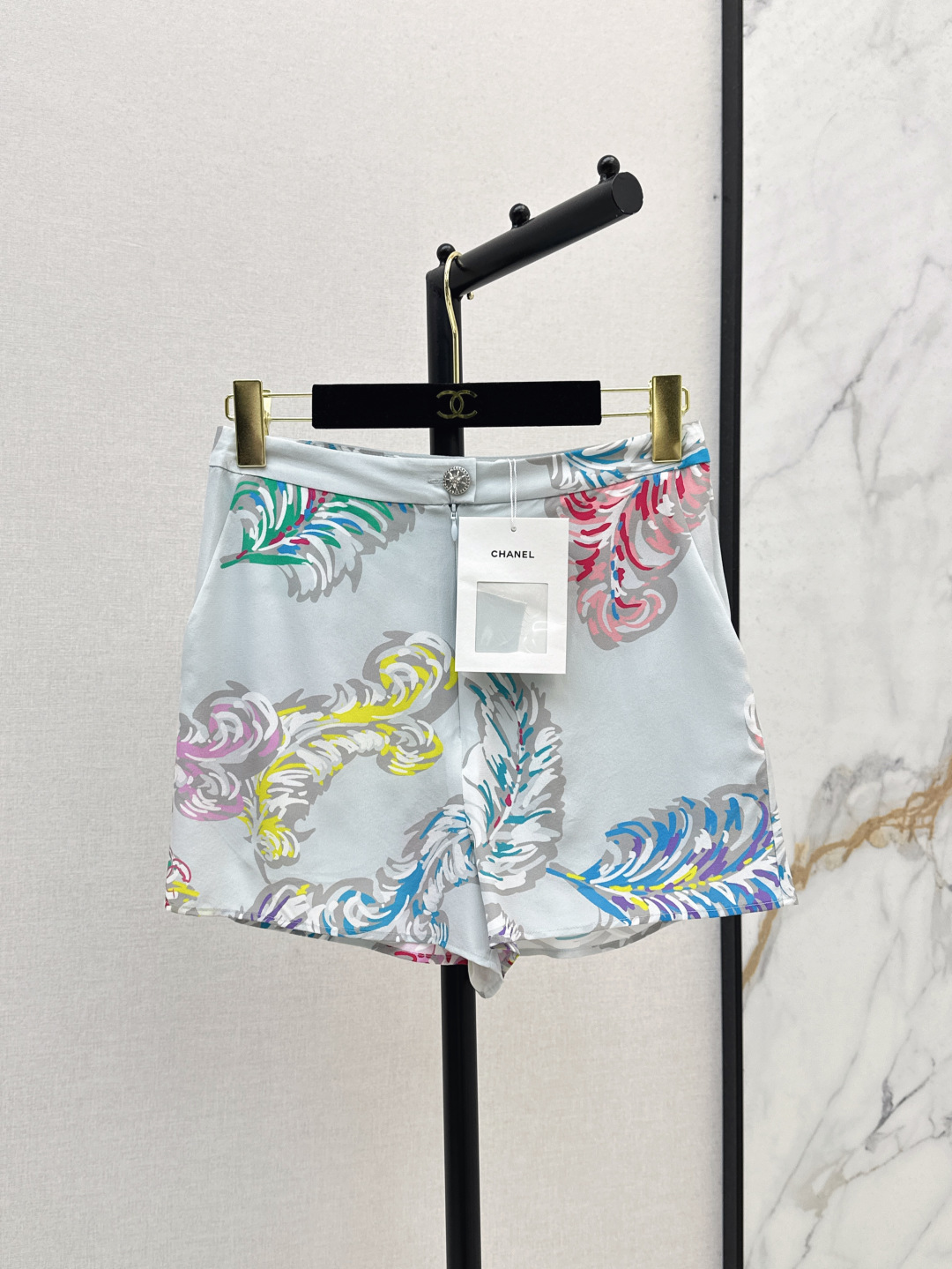 NO:424607,C home 25Ss———Colorful feather lotus leaf printed silk shorts A-line style, slim and taller on the upper body, easy to wear long legs, silk fabric is comfortable and breathable, it is not stuffy and casual and good to go out on the street, one color is on sale in stock, chanel, shorts, real silk, alexander wang19860909C家 25Ss———彩色羽毛荷叶印花真丝短裤 A字版型 上身显瘦又显高 轻松穿出大长腿 真丝面料舒适透气 一系列穿也不会闷热休闲出街也很不错 一色现货发售sml,,chanel,shorts,real silk,alexander wang,Women's clothing