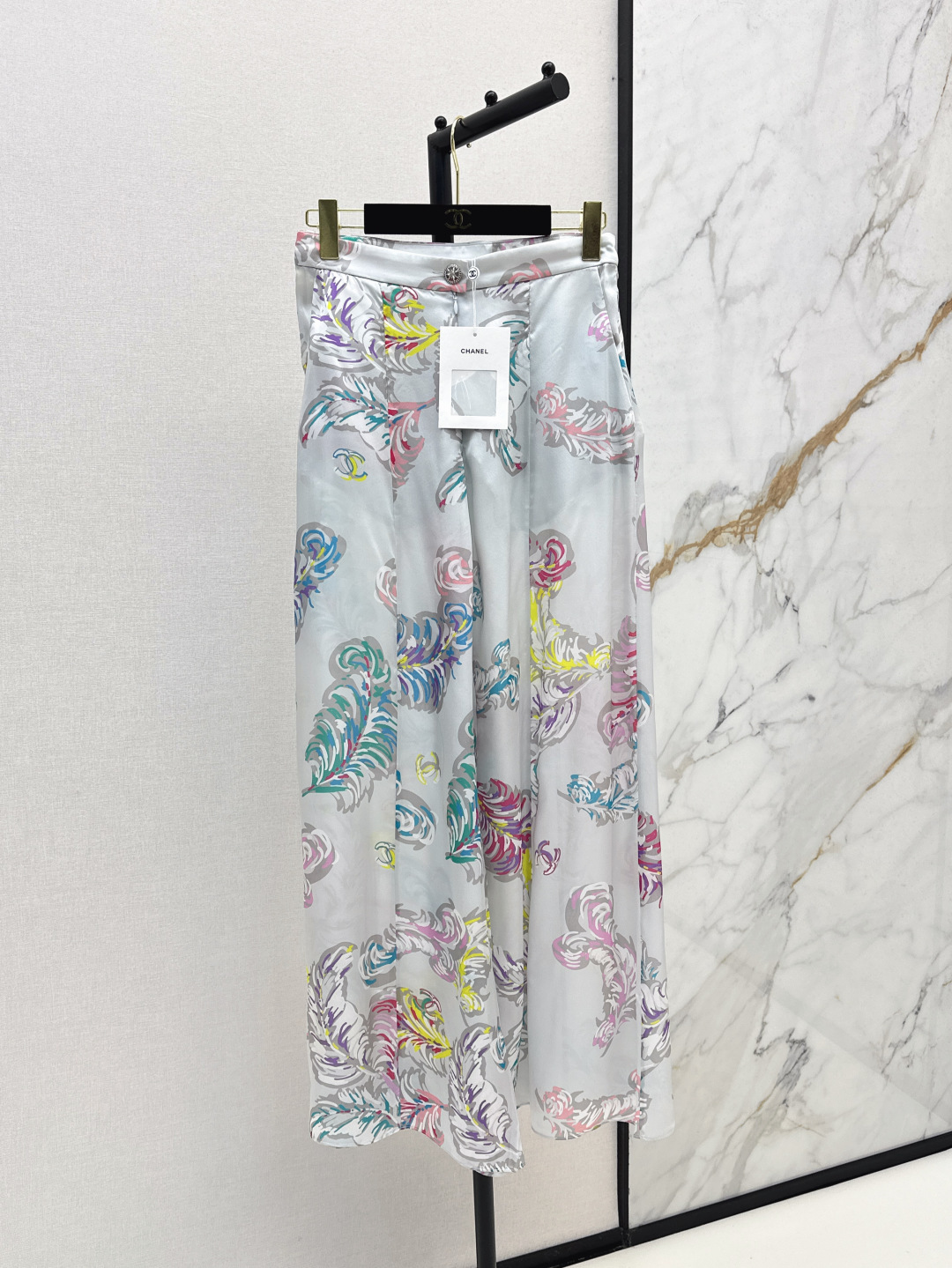 NO:424598,The same style for the show, C home 25Ss————The latest spring and summer colored feather lotus leaf printed silk straight-leg pants. The upper body looks slim and taller. The straight-leg pants are easy to wear and make your legs look long. The fabric is comfortable and breathable. It is not stuffy and you can go out casually. It is also very good to go out in the street. One color is available for sale in stock, chanel, real silk, alexander wang19860909走秀同款 C家 25Ss————春夏最新款彩色羽毛荷叶印花真丝直筒裤 版型上身显瘦又显高 直筒裤型轻松穿出大长腿 面料舒适透气 一系列穿也不会闷热休闲出街也很不错 一色现货发售sml,,chanel,real silk,alexander wang,Women's clothing