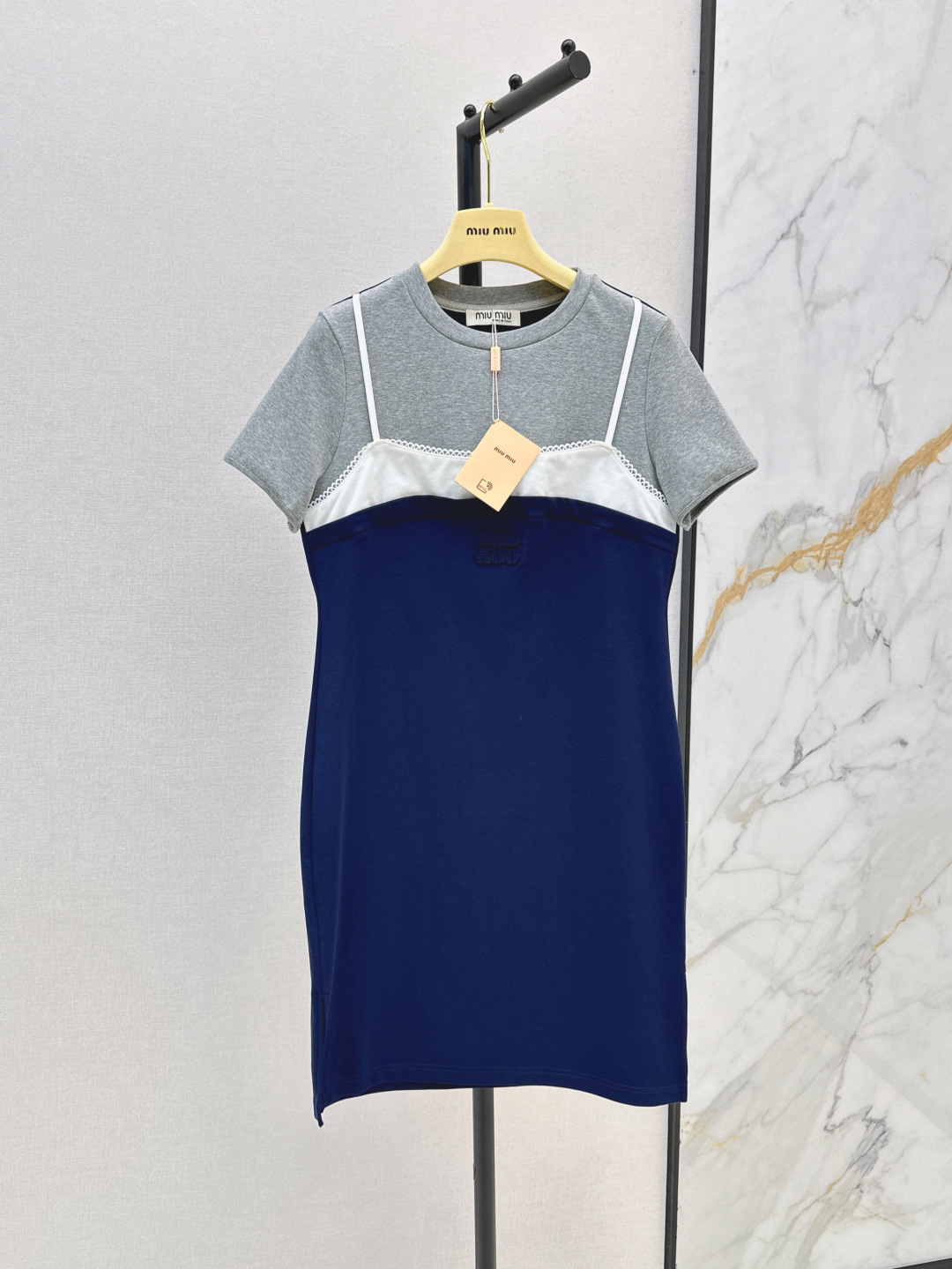 NO:435416,Miu 25Ss————The latest spring and summer style, the age-reducing Miao style wear fake two-piece T-shirt skirt contrasting color fake two-piece lace design suspender splicing + slim fit style versatile and slim look. One piece to make casual and fashionable look~ Lazy people must have one color on sale in stock sml, miumiu, skirts, tees, t-shirt, alexander wang19860909Miu 25Ss————春夏最新款减龄缪式穿搭假两件运T恤裙撞色假两件式花边设计 吊带拼接+修身版型 百搭又显瘦 一件搞定休闲时髦Look～ 懒人必备 一色现货发售sml,,miumiu,skirts,tees，t-shirt,alexander wang,Women's clothing