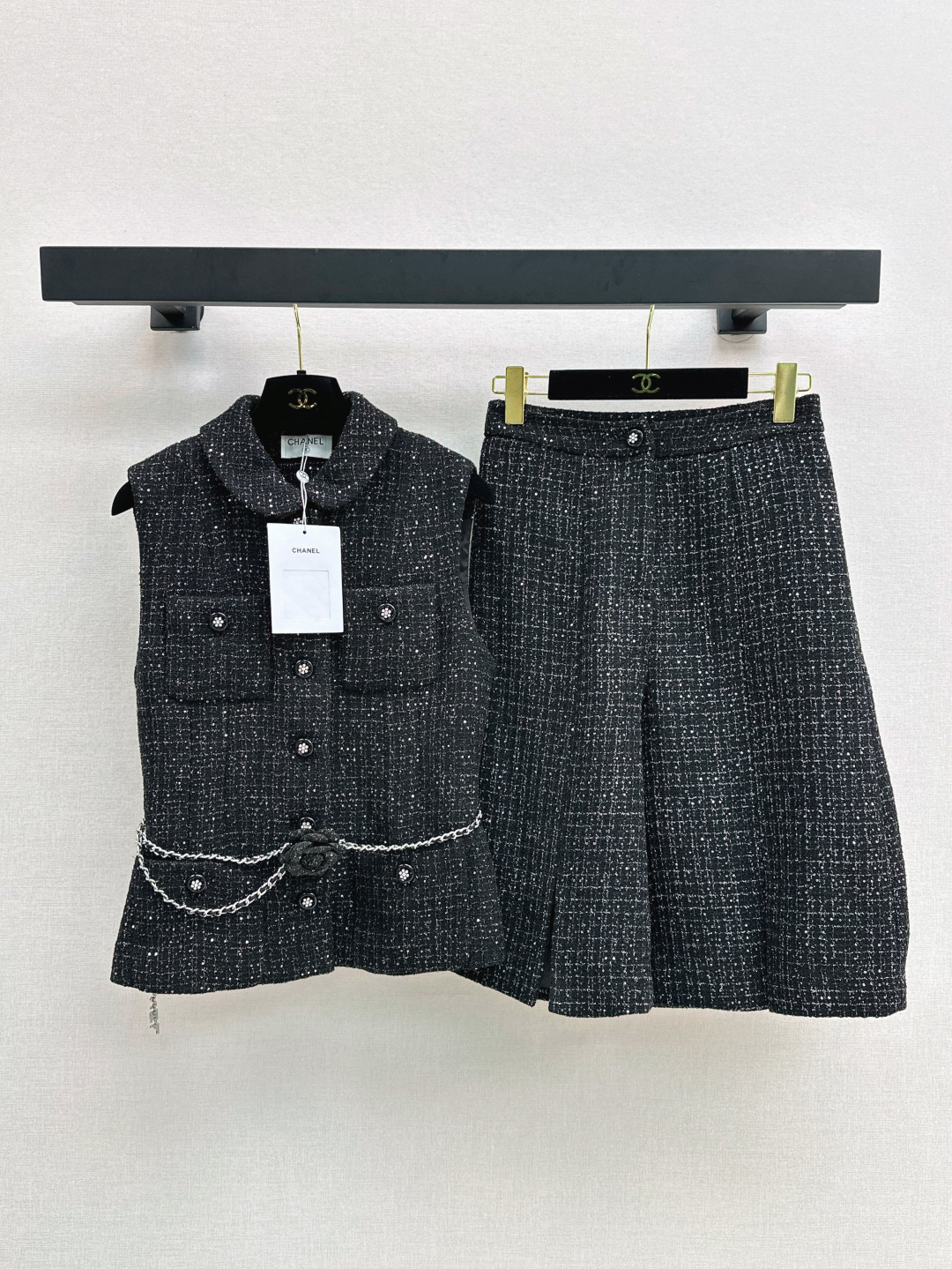 NO:424554,Exclusive model ~ C home 25Ss————The latest spring and summer socialite style thick tweed suit, double pocket decorative lapel woven vest + straight five-point pants, a set that has aura, a set that highlights the perfect figure, a variety of yarn woven woven fabrics, paired with custom camellia waist chain, very high-end, not tacky at all, can also be worn separately, one set, one color is available in stock, sml, chanel, alexander wang19860909独家款 ～ C家 25Ss————春夏最新款名媛风气质粗呢套装 双口袋装饰翻领编织马甲+直筒五分裤 敲有气场的一套 凸显完美身材的一套 采用多种纱线编织粗呢面料 搭配定制山茶花腰链 很高级 一点也不俗气 还可以分开搭配穿 一套出 一色现货发售sml,,chanel,alexander wang,Women's clothing