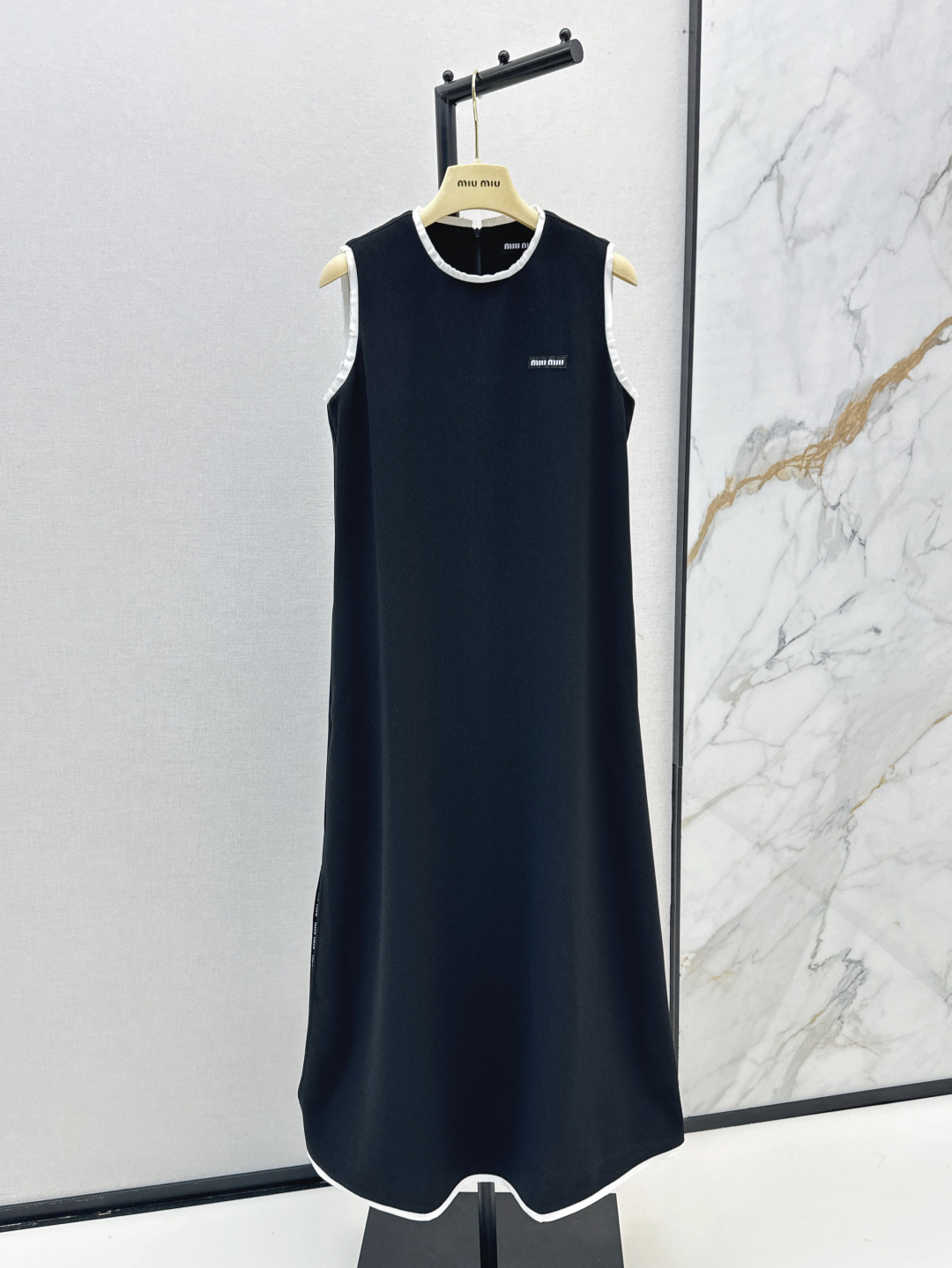 NO:425838,Miu 25Ss———The latest spring and summer contrasting edge round neck sleeveless dress, sweet and cool, the upper body is super stylish, the kind that can instantly enhance the aura, the A-tube style effect is super slimming, the upper body is absolutely unique, the same color is available for sale in stock,,miumiu, skirts, alexander wang19860909Miu 25Ss———春夏最新款撞色边圆领无袖连衣裙 可甜可酷 上身超有范 秒提气场的那种 A筒版型效果超级遮肉显瘦 上身绝绝子 一色现货发售sml,,miumiu,skirts,alexander wang,Women's clothing