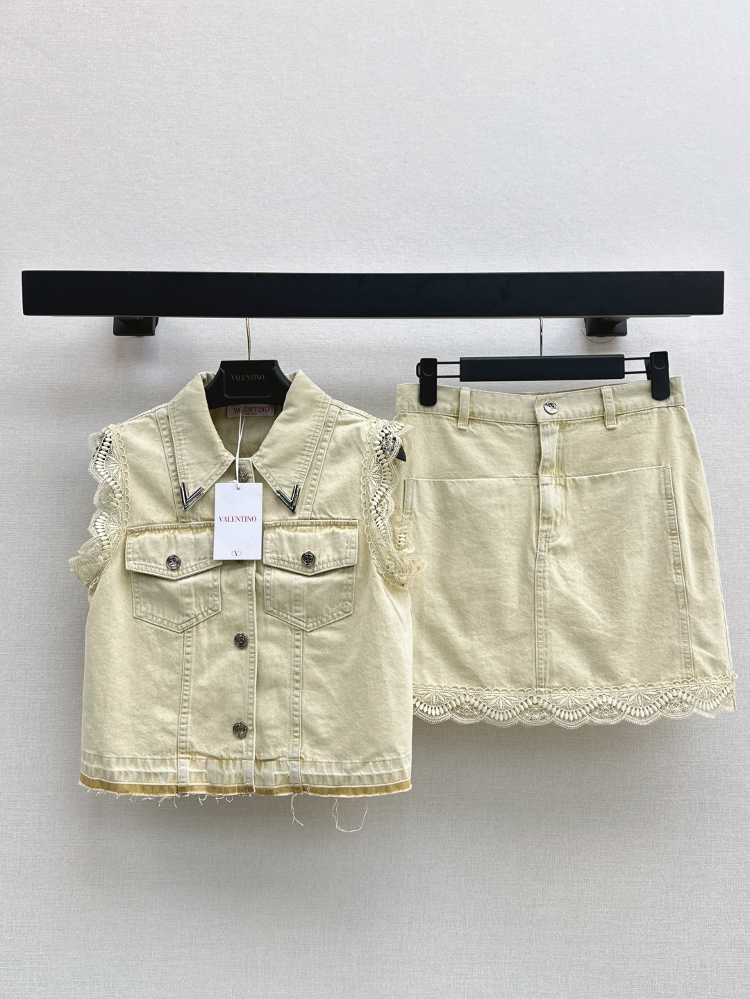 NO:425847,L Home 25Ss————The latest denim suit for spring and summer denim lace vest + skirt Customized denim fabric is soft and skin-friendly, classic and durable and more versatile. The cuff skirt is embellished with wavy lace. The vest flap pocket style is high-end. The collar tip metal increases the styling. The matching series is half-super beautiful. One set is available in stock. SML,,louis vuitton, skirts,alexander wang19860909L家 25Ss————春夏最新款牛仔套装牛仔蕾丝马甲+半裙 定制牛仔面料柔软亲肤 经典耐看更百搭 袖口裙摆以波浪蕾丝花边点缀 马甲翻盖口袋格调高级 领尖金属增加造型感 搭配系列半超好看 一套出 一色现货发售sml,,louis vuitton,skirts,alexander wang,Women's clothing