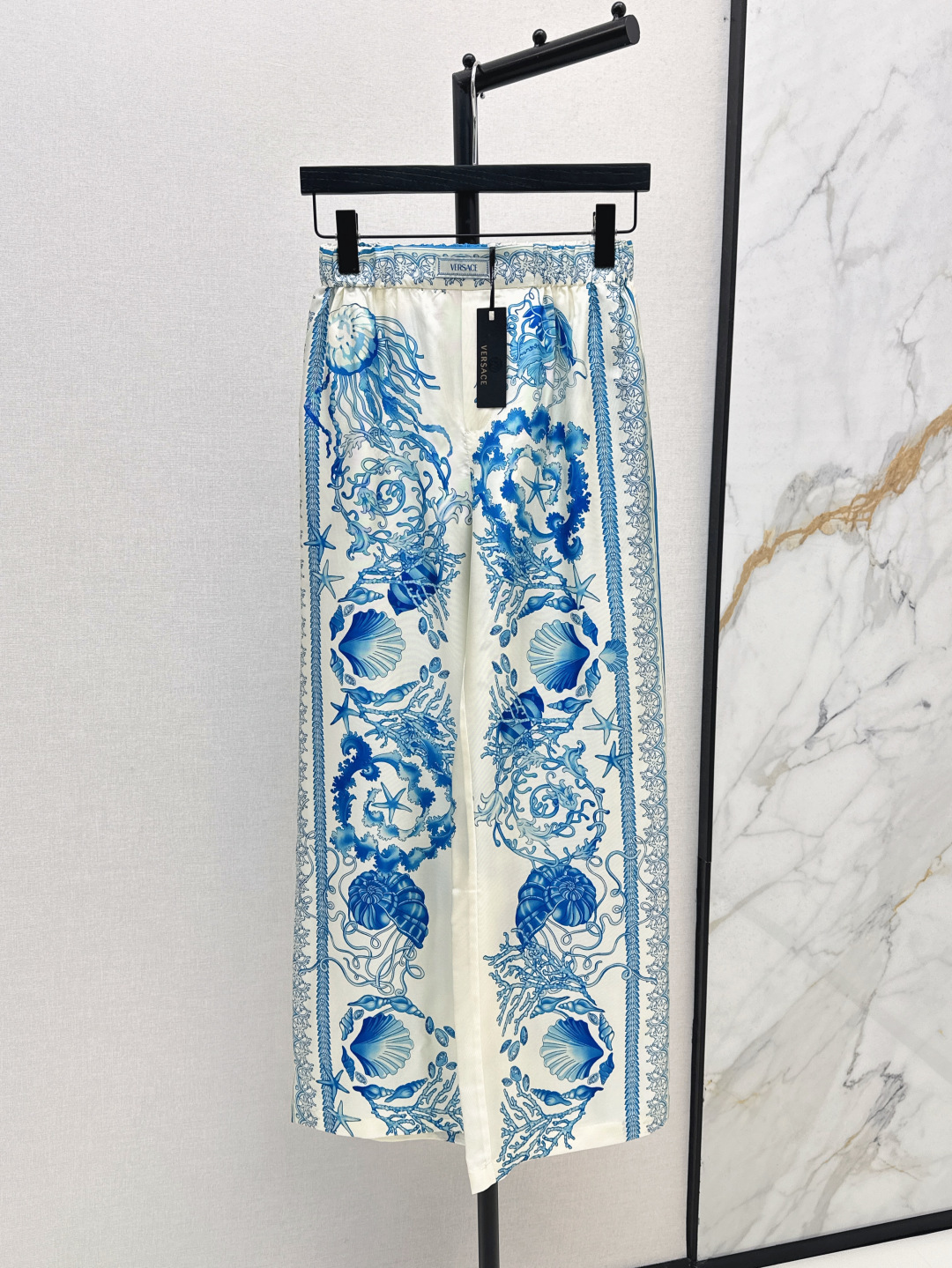 NO:425841,Ver 25Ss————The latest spring and summer beauty Venus positioning printing silk wide-leg straight-leg pants full of summer atmosphere, 100% silk twill fabric original positioning printing pattern classic style not picky retro fashionable and high-end items Super slim upper body, white and rich beauty must be used in artifact Two colors are available in stock sml, real silk, alexander wang19860909Ver 25Ss————春夏最新款美神维纳斯定位印花真丝阔腿直筒裤夏日气息满满 百分百真丝斜纹绸面料 原版定位印花图案 经典版型不挑人 复古时髦又高级的单品 上身超显瘦 白富美必入神器 两色现货发售sml,,real silk,alexander wang,Women's clothing