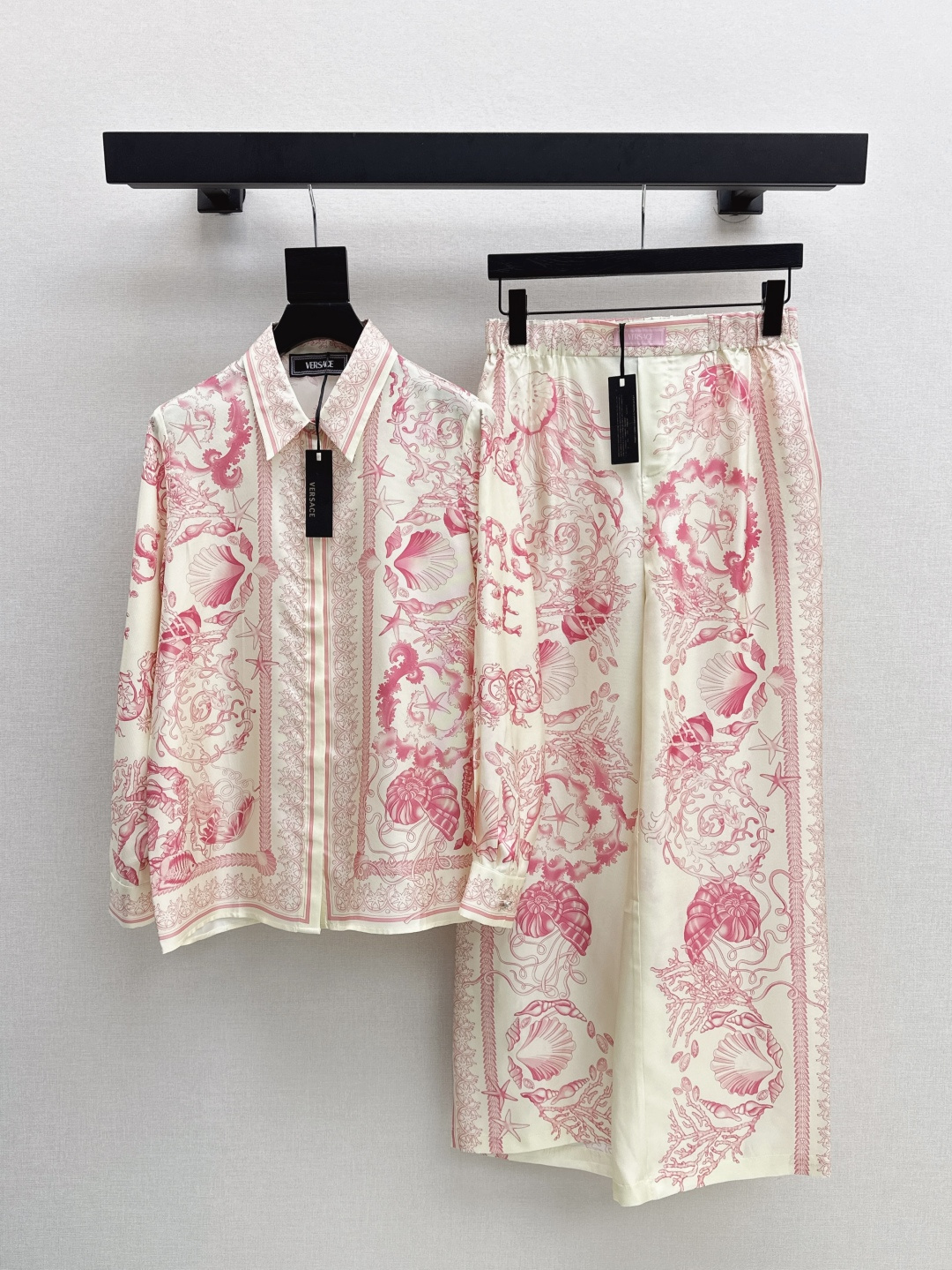 NO:425827,Ver 25Ss————The latest spring and summer beauty Venus positioning printed silk shirt full of summer atmosphere, 100% silk twill fabric original positioning printed pattern classic H-style not picky retro fashionable and high-end items Super slim on the upper body Two colors are on sale in stock sml, Shirts, real silk, alexander wang19860909Ver 25Ss————春夏最新款美神维纳斯定位印花真丝衬衫夏日气息满满 百分百真丝斜纹绸面料 原版定位印花图案 经典H版型不挑人 复古时髦又高级的单品 上身超显瘦 两色现货发售sml,,shirts,real silk,alexander wang,Women's clothing