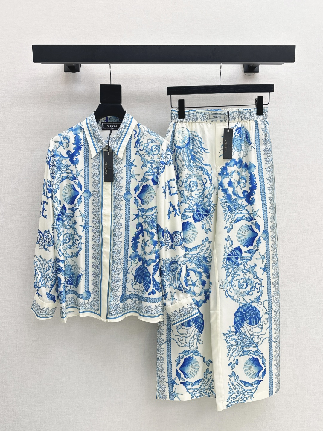 NO:425835,Ver 25Ss————The latest spring and summer beauty Venus positioning printed silk shirt full of summer atmosphere, 100% silk twill fabric original positioning printed pattern classic H-style not picky retro fashionable and high-end items, super slim on the upper body, two colors are on sale in stock, Shirts, real silk, alexander wang19860909Ver 25Ss————春夏最新款美神维纳斯定位印花真丝衬衫夏日气息满满 百分百真丝斜纹绸面料 原版定位印花图案 经典H版型不挑人 复古时髦又高级的单品 上身超显瘦 两色现货发售sml,,shirts,real silk,alexander wang,Women's clothing