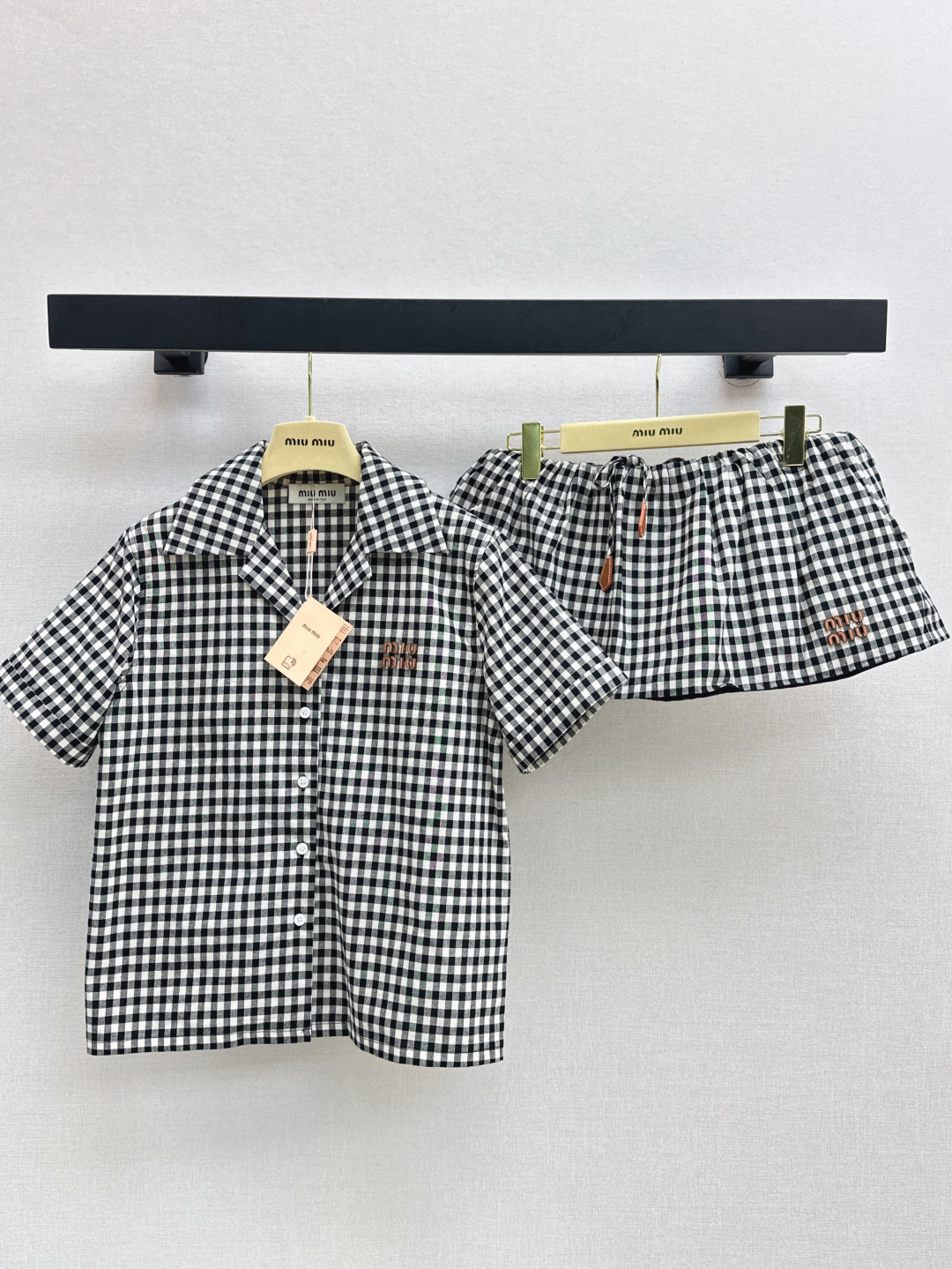 NO:425822,Shirt Exclusive First Launch Miu 25Ss———The latest spring and summer plaid suit loose shirt + Mini skirt yb developed plaid fabric plaid shirt The classic style looks good when paired with any combination ~ skin-friendly and breathable but not soft, not easy to wrinkle and not deformed, the upper body has a very three-dimensional feeling. Classic college-style shirt style. Sweet and salty styles are a good helper for daily concave shapes!  One-seam split development SML, Miumiu, skirts, shirts, alexander wang19860909衬衫 半裙独家首发 Miu 25Ss————春夏最新款格纹套装宽松衬衫+Mini半裙 yb开发格纹面料 格纹衬衫 经典版型任意搭配都好看～亲肤透气但是不会软塌塌 不易皱不变形 上身非常有立体感 经典学院风衬衫版型 可甜可盐的款式是日常凹造型的好帮手！一色分开发 现货发售sml,,miumiu,skirts,shirts,alexander wang,Women's clothing