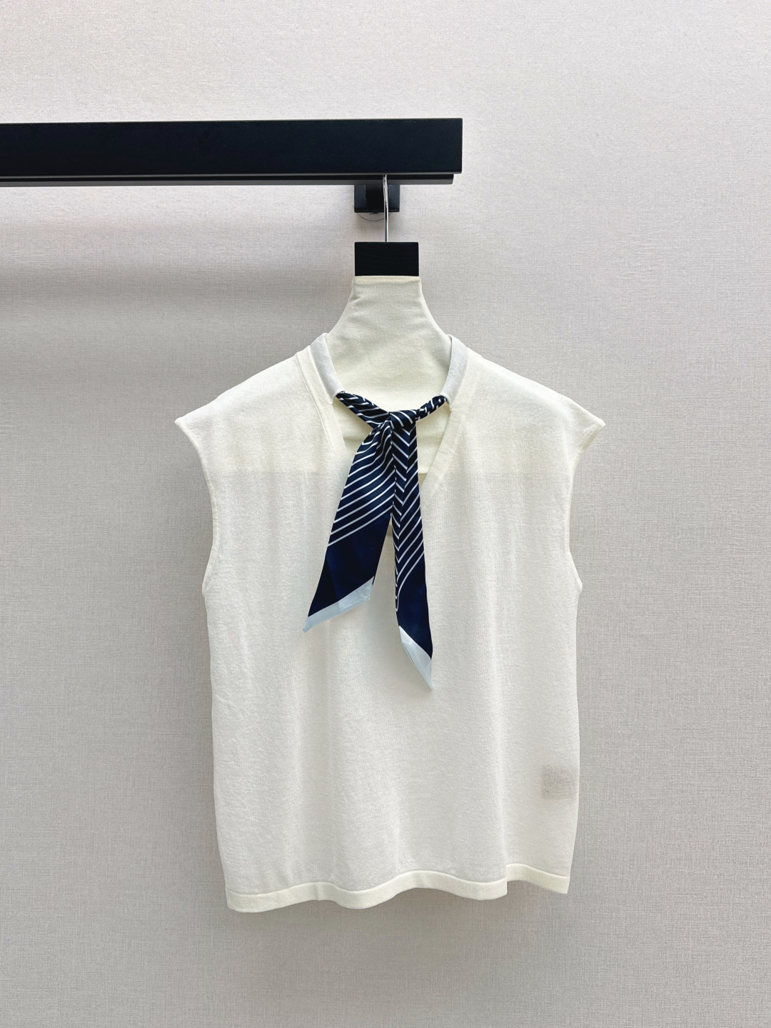 NO:425817,CD 25Ss————The latest spring and summer silk scarf decorative sleeveless knitted vest must have a college style that reduces age~~ More daily and versatile styles, very inclusive and not picky about the figure, casual matching and layering is very atmosphere~ Exquisite and unmissable casual items are available in three colors for sale, sml, alexander wang19860909CD 25Ss————春夏最新款丝巾装饰无袖针织背心必备减龄的学院风～～比较日常百搭的款式 包容性很强不挑身材 随意搭配叠穿都很有氛围感～精美不容错过的休闲单品 三色现货发售sml,,alexander wang,Women's clothing