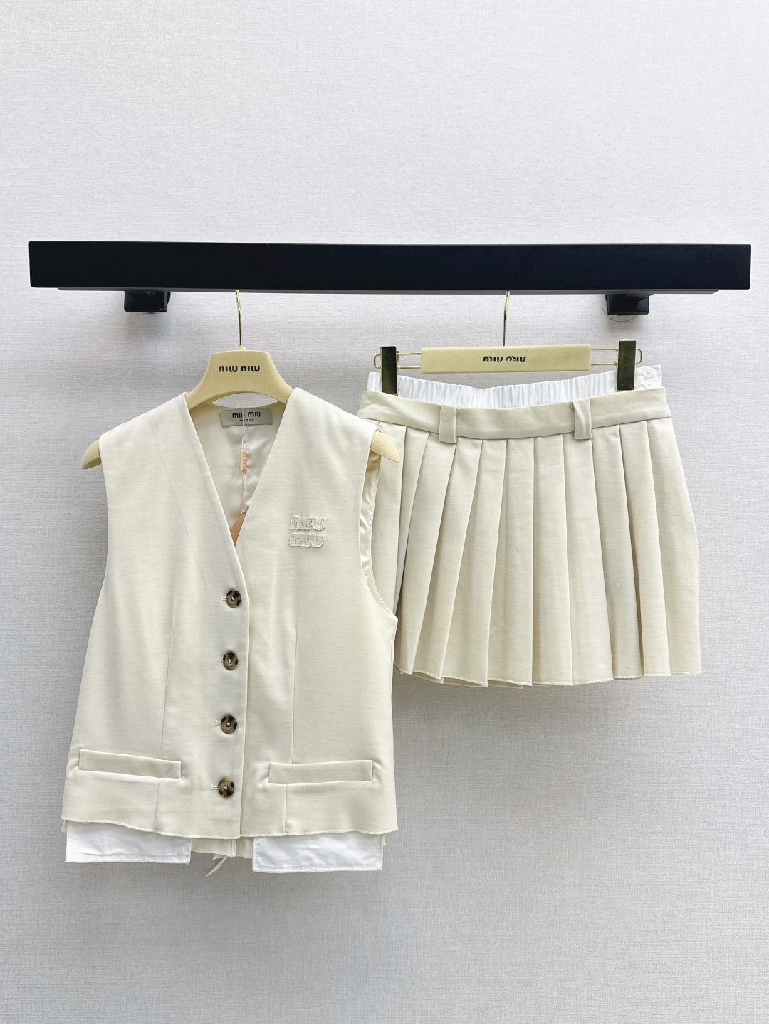 NO:425846,Miu 25Ss————The latest spring and summer contrasting vest suit, sleeveless vest + pleated skirt, a set of top body, high-profile visual sense, atmospheric and elegant, can be casual or commuting, versatile, a set of matching, fashionable and age-reducing vest, two-color split development, spot-on sml vest,,miumiu, skirts, alexander wang19860909减龄缪式穿搭 Miu 25Ss————春夏最新款撞色装饰马甲套装 无袖马甲+压褶半裙 一套上身巨显高 拉高身材比例视觉感 大气优雅 可以日常休闲也可以通勤 百搭各种场合 一套搭配时髦减龄 两色分开发 现货发售sml 马甲,,miumiu,skirts,alexander wang,Women's clothing