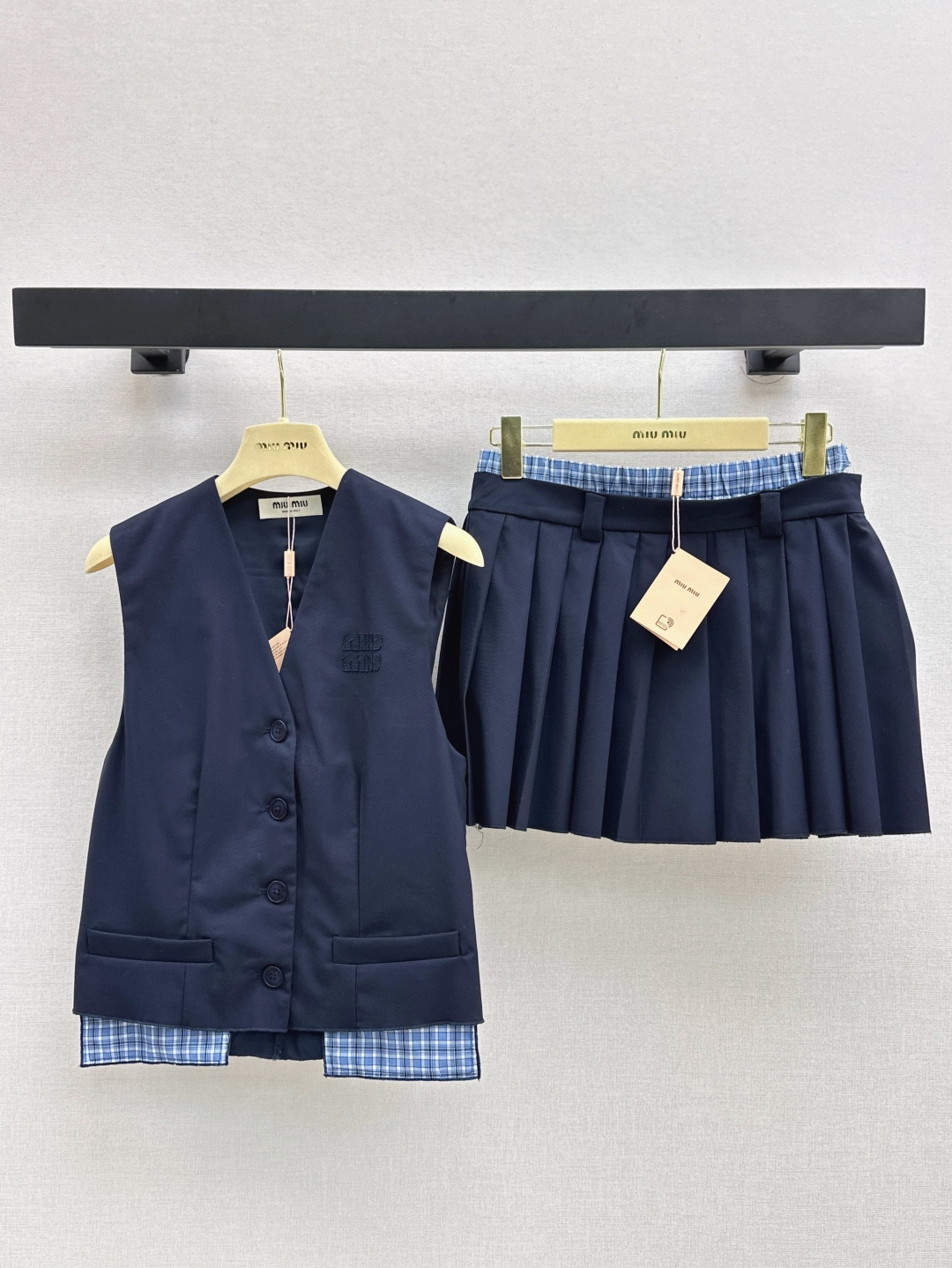 NO:425833,Miu 25Ss————The latest spring and summer contrasting vest suit, sleeveless vest + pleated skirt, a set of top body, high-profile visual sense, atmospheric and elegant, can be casual or commuting, versatile, a set of matching, fashionable and age-reducing vest, two-color split development, spot-on sml vest,,miumiu, skirts, alexander wang19860909减龄缪式穿搭 Miu 25Ss————春夏最新款撞色装饰马甲套装 无袖马甲+压褶半裙 一套上身巨显高 拉高身材比例视觉感 大气优雅 可以日常休闲也可以通勤 百搭各种场合 一套搭配时髦减龄 两色分开发 现货发售sml 马甲,,miumiu,skirts,alexander wang,Women's clothing