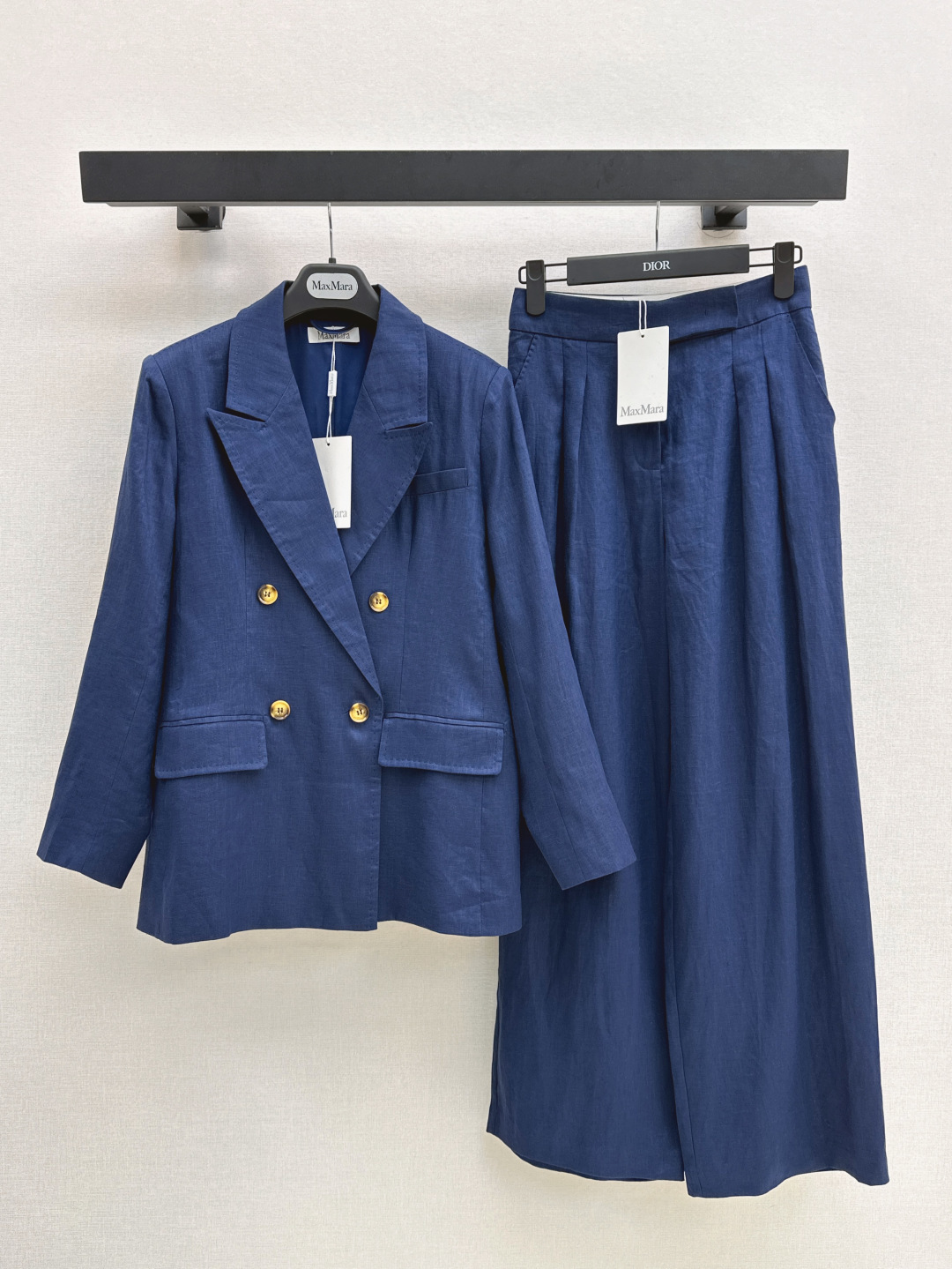 NO:425800,Max 25Ss————The latest handsome three-piece suit for spring and summer, sleeveless waist-hugging vest + suit + trousers, customized imported linen fabric, high-quality appearance, double-breasted details of gun neckline, combined with three-dimensional tailoring, silhouette tailoring to modify the figure, highlighting the elite temperament, layered out of fashionable and intelligent style, two-color split development, spot sml suit, business suit, alexander wang19860909Max 25Ss————春夏最新款帅气三件套套装无袖收腰马甲+西装+西裤 定制进口亚麻面料 品相高级 枪驳领双排扣细节 配合立体剪裁 廓形剪裁修饰身材 凸显精英气质 叠穿出时髦高智感穿搭风格 两色分开发 现货发售sml 西装,,business suit,alexander wang,Women's clothing