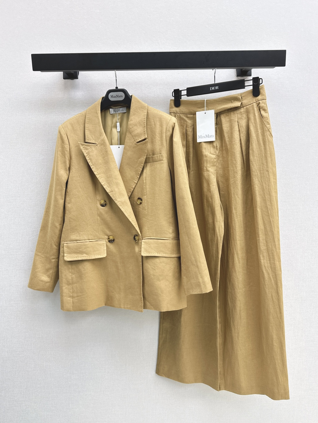 NO:425788,25Ss————The latest handsome three-piece suit for spring and summer, sleeveless waist-hugging vest + suit + trousers, customized imported linen fabric, high-quality appearance, double-breasted details of gun neckline, combined with three-dimensional tailoring, silhouette tailoring to modify the figure, highlighting the elite temperament, layered out of fashionable and intelligent style, two-color split development, spot sml suit, business suit, alexander wang1986090925Ss————春夏最新款帅气三件套套装无袖收腰马甲+西装+西裤 定制进口亚麻面料 品相高级 枪驳领双排扣细节 配合立体剪裁 廓形剪裁修饰身材 凸显精英气质 叠穿出时髦高智感穿搭风格 两色分开发 现货发售sml 西装,,business suit,alexander wang,Women's clothing