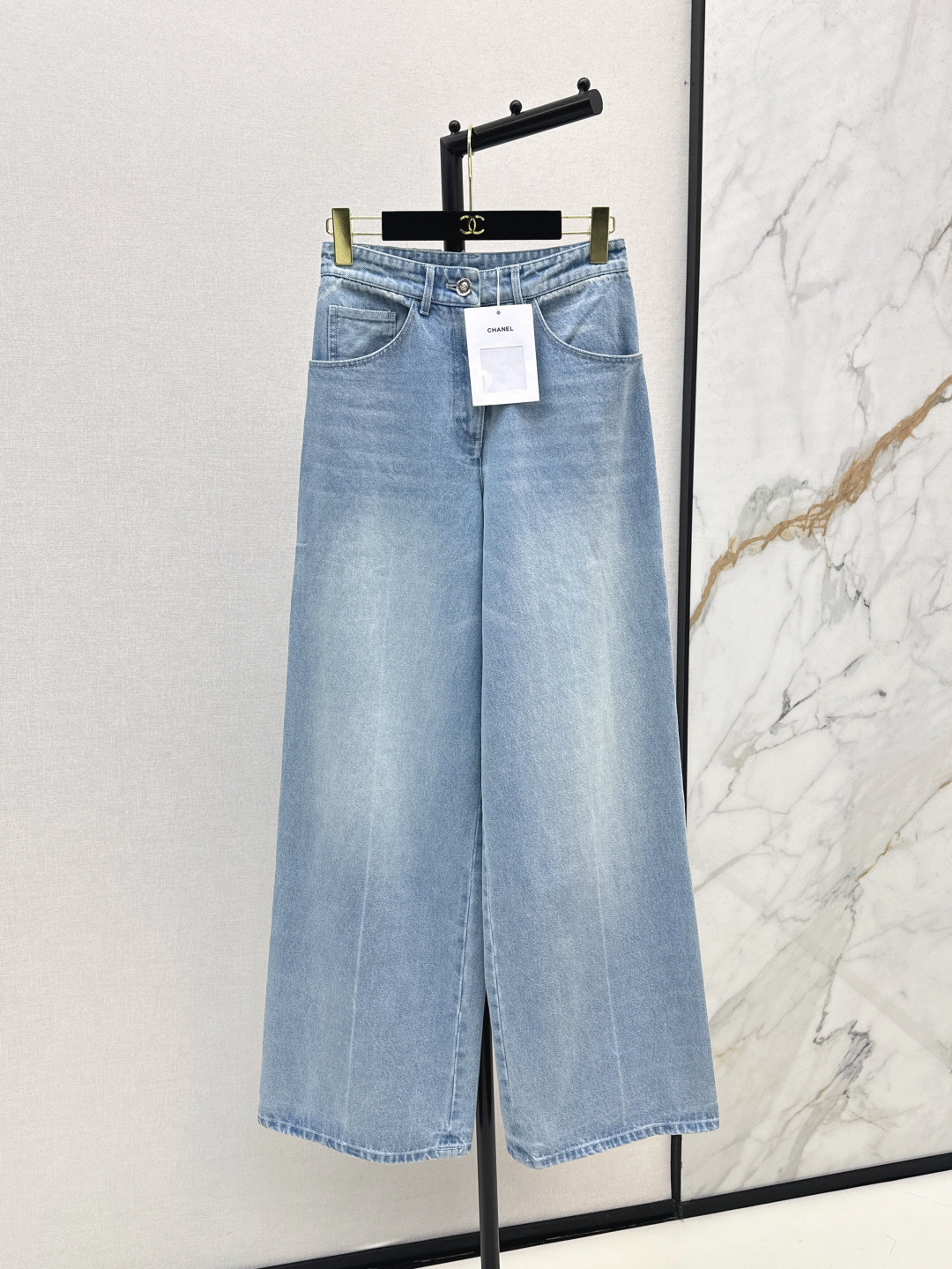 NO:426618,Recommended single models C home 25Ss————The latest spring and summer antique washing light blue jeans that are more casual and lazy pants that are both daily and casual. T-shirts or shirts can be matched. yb custom denim fabric + washing water. It feels very comfortable to use. There is no worries about daily matching. One color is available in stock. 34/36/38/40, chanel, jeans,shirts,tees, t-shirt,alexander wang19860909爆单款推荐 C家 25Ss————春夏最新款做旧洗水浅蓝色系牛仔裤比较日常休闲与慵懒兼备的裤子 T恤或者衬衫都可以搭配 yb定制牛仔面料+ 洗水 手感很舒服 日常搭配毫无烦恼 一色现货发售34/36/38/40,,chanel,jeans,shirts,tees，t-shirt,alexander wang,Women's clothing