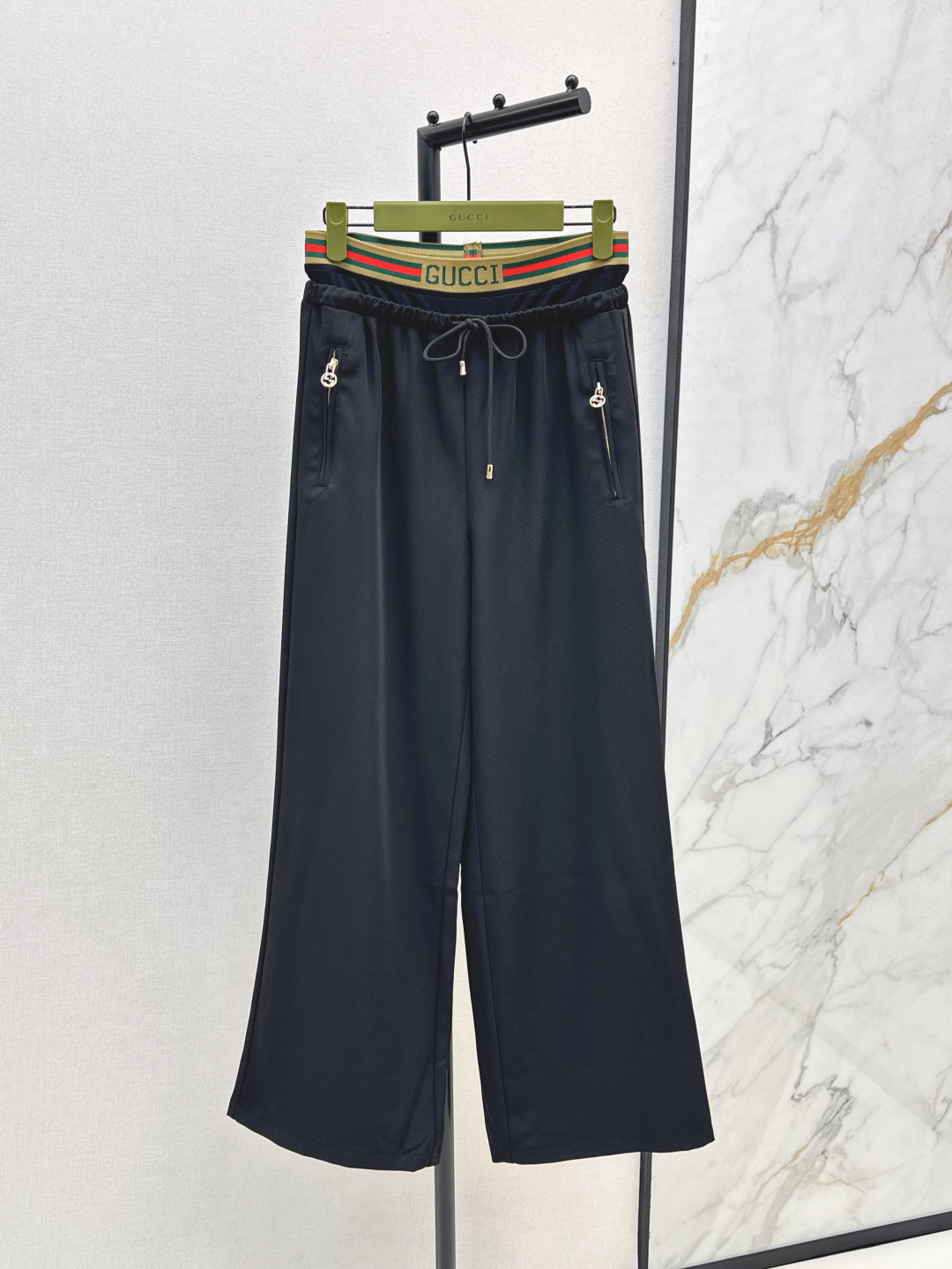 NO:426613,Gu 25Ss———The latest spring and summer logo webbing decorative straight-leg pants are not picky about body shape requirements. The upper body is particularly good!  The matching style is also very popular. Exquisite and high-end customization. The textured fabric is super texture. Retro and elegant. The upper body is cool and handsome. The age-reducing fashionable style. Two colors are available for sale in stock. Alexander wang.19860909Gu 25Ss————春夏最新款logo织带装饰直筒裤不挑剔身形要求 上身特别赞！搭配的风格也很通吃 精致高级定制 富有肌理感的面料质感超赞 复古优雅 上身酷帅减龄时髦精 两色现货发售sml,,alexander wang,Women's clothing