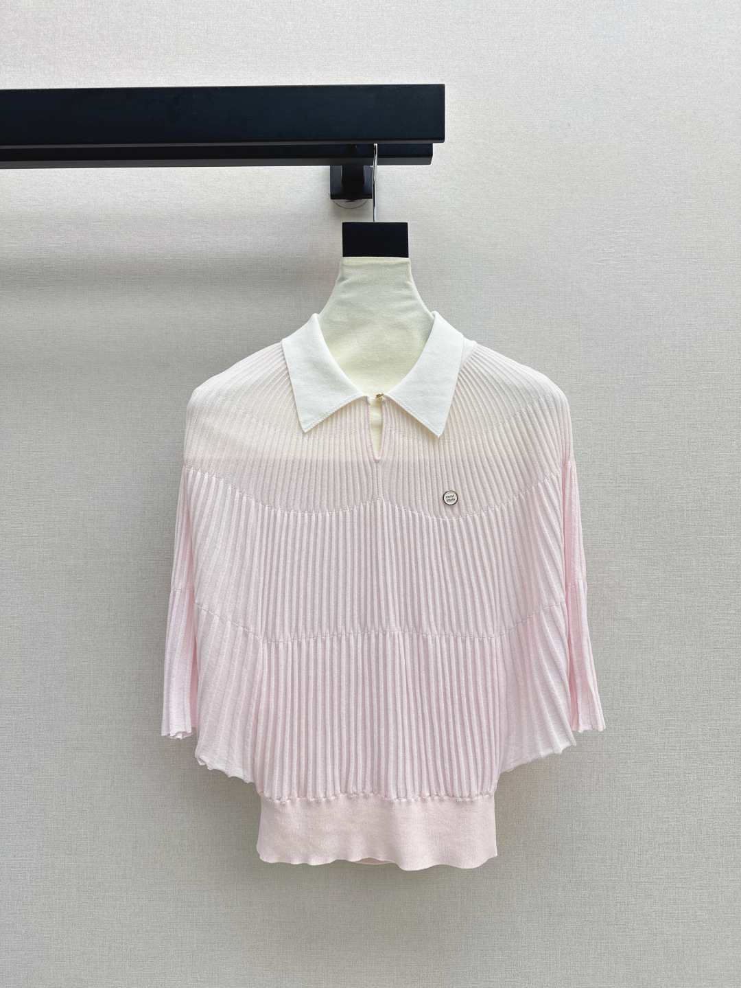 NO:426606,Exclusive model~ Miu 25Ss————The latest spring and summer age-reducing cape-style sweater is a must-have for everyday fashion elements~~ Logo brooch is exquisite and casual and high-end!  A knitted quality T-shirt is beyond the reach. It can be easily done with jeans and goes on a date and shopping!  Three-color spot sale sml, miumiu, jeans, tees, t-shirt, brooch, breastpin, alexander wang19860909独家款～ Miu 25Ss————春夏最新款减龄斗篷式针织衫日常必备款 永不过时的时尚元素～～logo胸针精致大牌 休闲也高级！ 针织的品质感T恤是望尘莫及的 搭配牛仔裤约会逛街都能轻松搞定！三色现货发售sml,,miumiu,jeans,tees，t-shirt,brooch，breastpin,alexander wang,Women's clothing