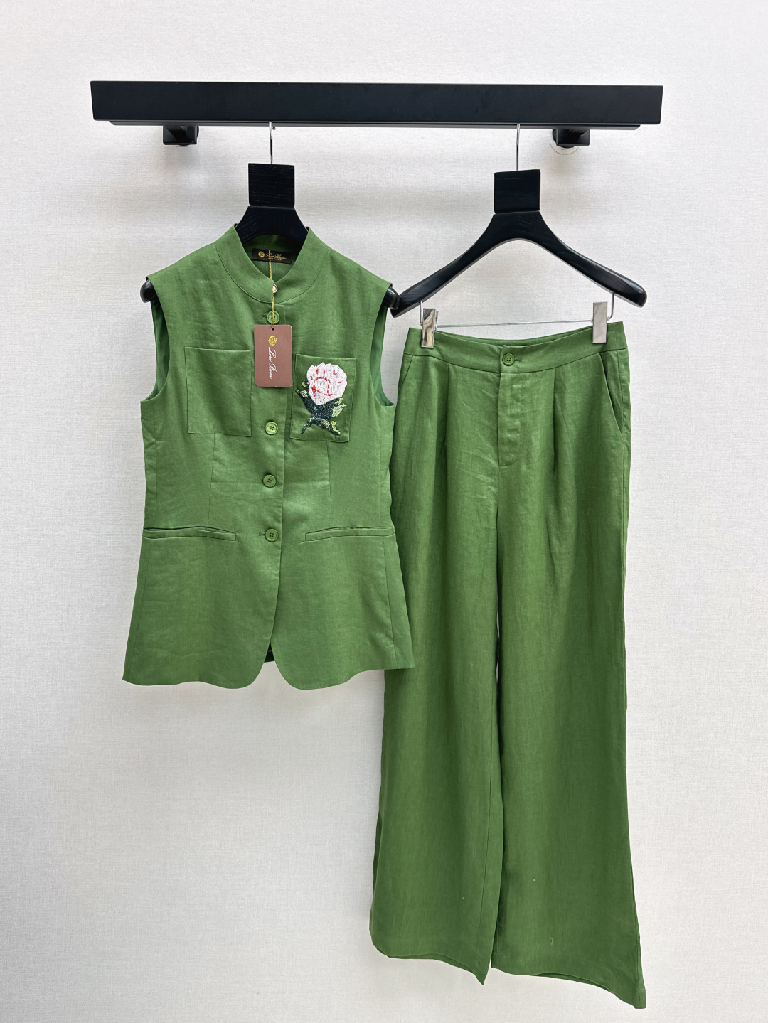 NO:426572,500L 25Ss————The latest vest suit for spring and summer, stand-up collar vest jacket wide-leg pants, top body looks slim and tall, gentle and elegant without losing the aura, exquisite déjà vest style makes people look slim and not picky. One set, three colors are available in stock, sml, loro piana, jackets & coats, alexander wang19860909500L 25Ss————春夏最新款马甲套装 立领马甲外套阔腿裤 上身显瘦又高挑 不失气场的温柔优雅感 精致既视感版型显瘦不挑人 一套出 三色现货发售sml,,loro piana,jackets & coats,alexander wang,Women's clothing