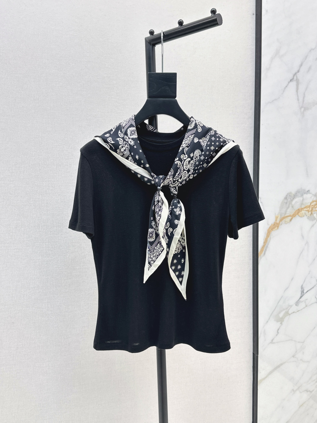 NO:426566,Recommended single styles, fashionable design, 25Ss—————The latest silk scarf T-shirt in spring and summer, full texture, light solid color T-shirt with scarf instantly becomes fashionable and elegant, the basic version is clean and neat, the fabric is comfortable and textured, the scarf can be shaped at will and looks very eye-catching, essential versatile items, three colors are available in stock, sml, tees, t-shirt, alexander wang19860909爆单款推荐 时髦设计 25Ss————春夏最新款丝巾T恤 质感满分 寡淡的纯色T恤搭配丝巾瞬间时尚气质起来 基础版型上身干净利落 面料舒适有质感 丝巾可以随意凹造型又衬气色 很吸睛 必备百搭单品 三色现货发售sml,,tees，t-shirt,alexander wang,Women's clothing