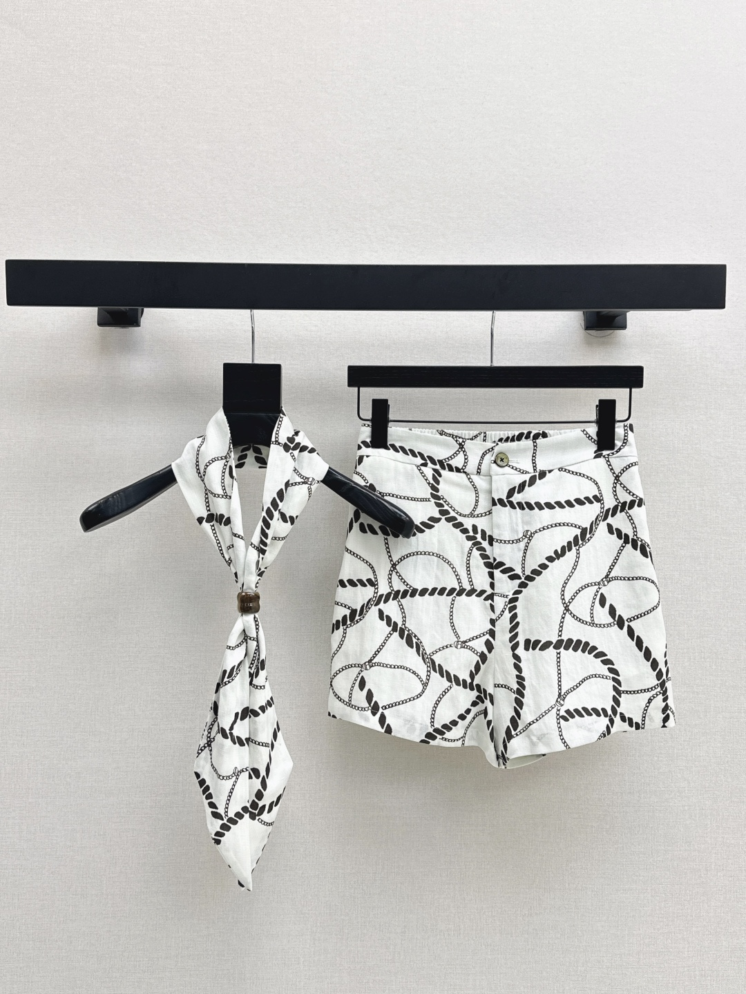 NO:426561,Lazy and casual in summer Her 25Ss—————The latest style of chain printed silk scarf + shorts + trousers in spring and summer. Medium-style retro feel. Suitable for T-shirts or shirts. Wide-leg pants. The upper body is easy to cover the flesh and make it look taller. Linen-blend fabric. Breathable in summer. Not stuffy. One color is developed. SML shorts, shorts,shirts,tees, t-shirt,alexander wang.19860909夏日慵懒休闲 Her 25Ss—————春夏最新款链条印花丝巾+短裤+长裤 中古风复古的感觉 搭配T恤或者衬衫都适合 阔腿裤型 上身轻松遮肉显高 亚麻混纺面料 夏季透气不闷热 一色分开发 现货发售sml 短裤,,shorts,shirts,tees，t-shirt,alexander wang,Women's clothing