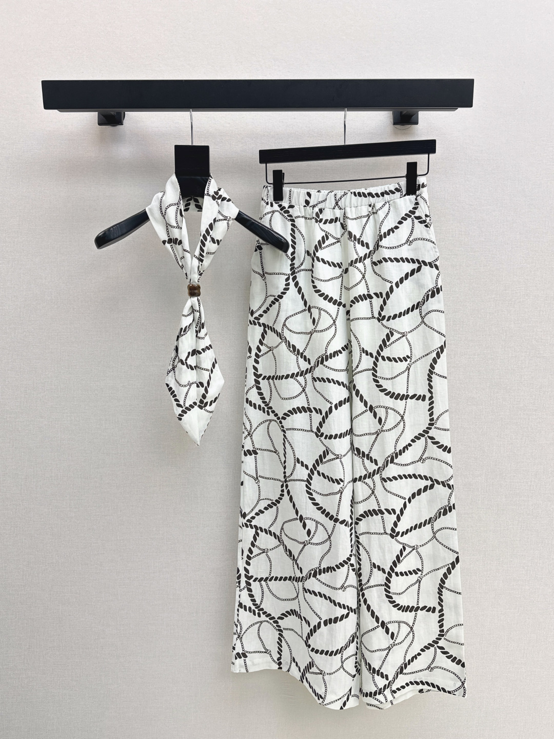 NO:426555,Lazy and casual in summer Her 25Ss—————The latest style of chain printed silk scarf + shorts + trousers in spring and summer. Medium-style retro feel. Suitable for T-shirts or shirts. Wide-leg pants. The upper body is easy to cover the flesh and look taller. Linen-blend fabric. Breathable in summer. Not stuffy. One color is developed. SML trousers, shorts,shirts,tees, t-shirt,alexander wang.19860909夏日慵懒休闲 Her 25Ss—————春夏最新款链条印花丝巾+短裤+长裤 中古风复古的感觉 搭配T恤或者衬衫都适合 阔腿裤型 上身轻松遮肉显高 亚麻混纺面料 夏季透气不闷热 一色分开发 现货发售sml 长裤,,shorts,shirts,tees，t-shirt,alexander wang,Women's clothing