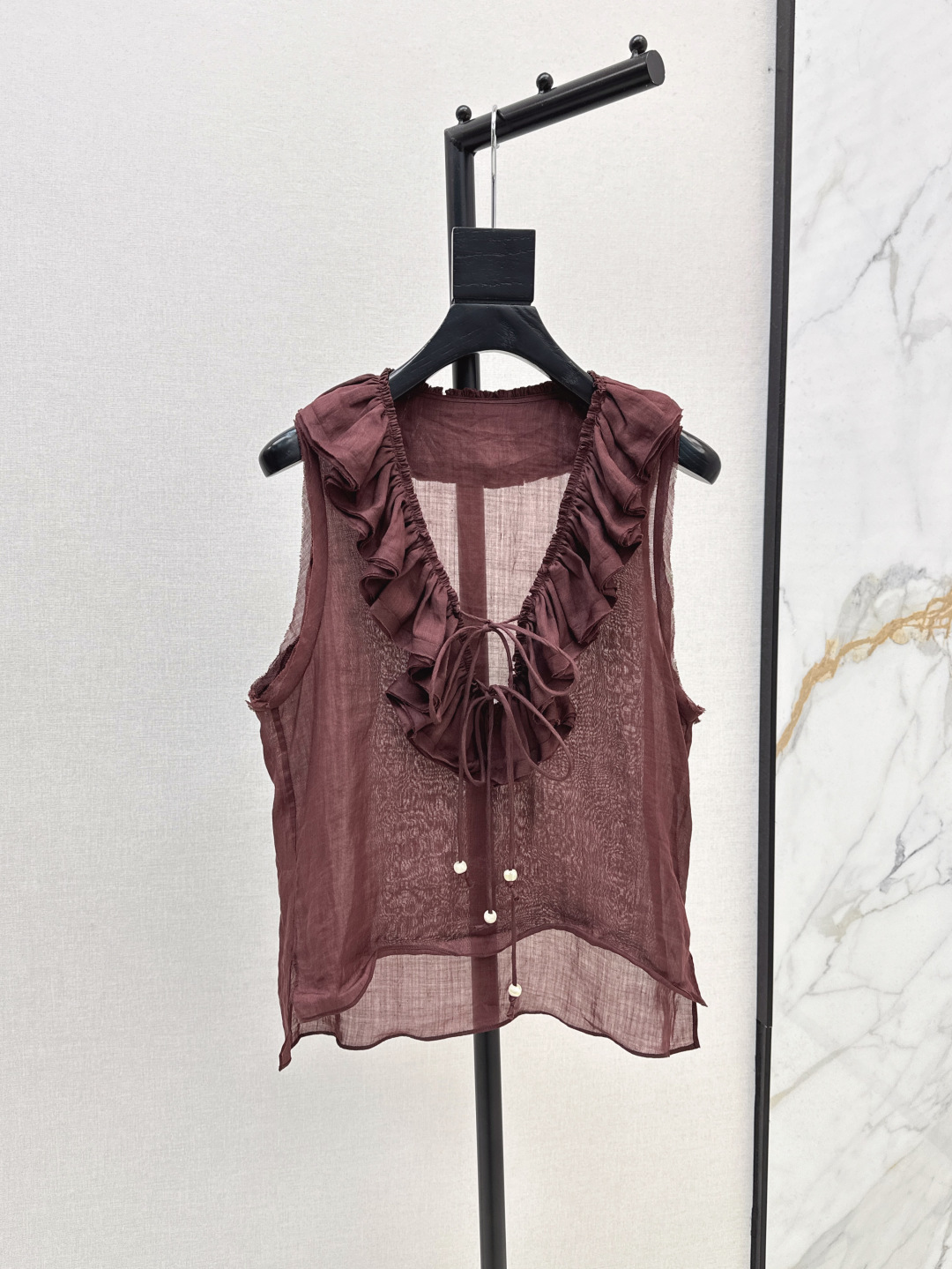 NO:427096,Ch～E 25Ss———The latest spring and summer double-layer wood earrings decorative U-neck sleeveless shirt is fashionable and retro, loose silhouette cut, not picky at all, the whole age is elegant and visually sensible. Two colors are available in stock, sml, shirts, alexander wang19860909Ch～E 25Ss————春夏最新款双层木耳边装饰U领无袖衬衫时髦也复古 宽松廓形版型剪裁 完全不挑人 一整个减龄优雅即视感 两色现货发售sml,,shirts,alexander wang,Women's clothing