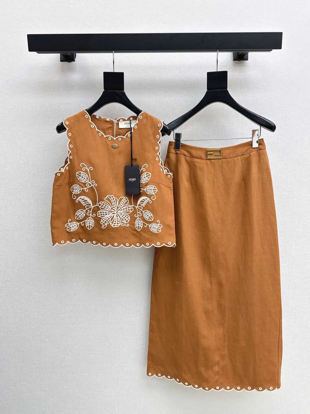 NO:427091,FD 25Ss————————The latest limited series of spring and summer models with a perfect design, sleeveless vest + skirt, simple and old-fashioned style, fashionable, low-key and luxurious and high-end style, versatile and not picky, one set, two colors are available in stock, sml, skirts, alexander wang19860909FD 25Ss—————春夏最新款限定系列设计感拉满的绝绝子套装 无袖马甲+半裙 简约老钱风 时髦低调气质又奢华高级 版型百搭不挑人 一套出 两色现货发售sml,,skirts,alexander wang,Women's clothing