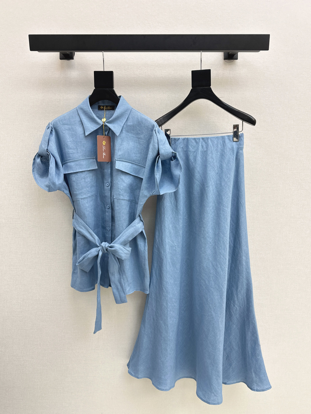 NO:427086,440L 25Ss————————The latest limited series of spring and summer models with a perfect design sense. Handsome workwear style fall shoulder top + skirt. Simple old money style. Fashionable, low-key and luxurious and high-end style. The style is versatile and not picky. One set. Two colors are available in stock. SML, loro piano, skirts, alexander wang.19860909440L 25Ss—————春夏最新款限定系列设计感拉满的绝绝子套装 帅气工装风落肩上衣+半裙 简约老钱风 时髦低调气质又奢华高级 版型百搭不挑人 一套出 两色现货发售sml,,loro piana,skirts,alexander wang,Women's clothing