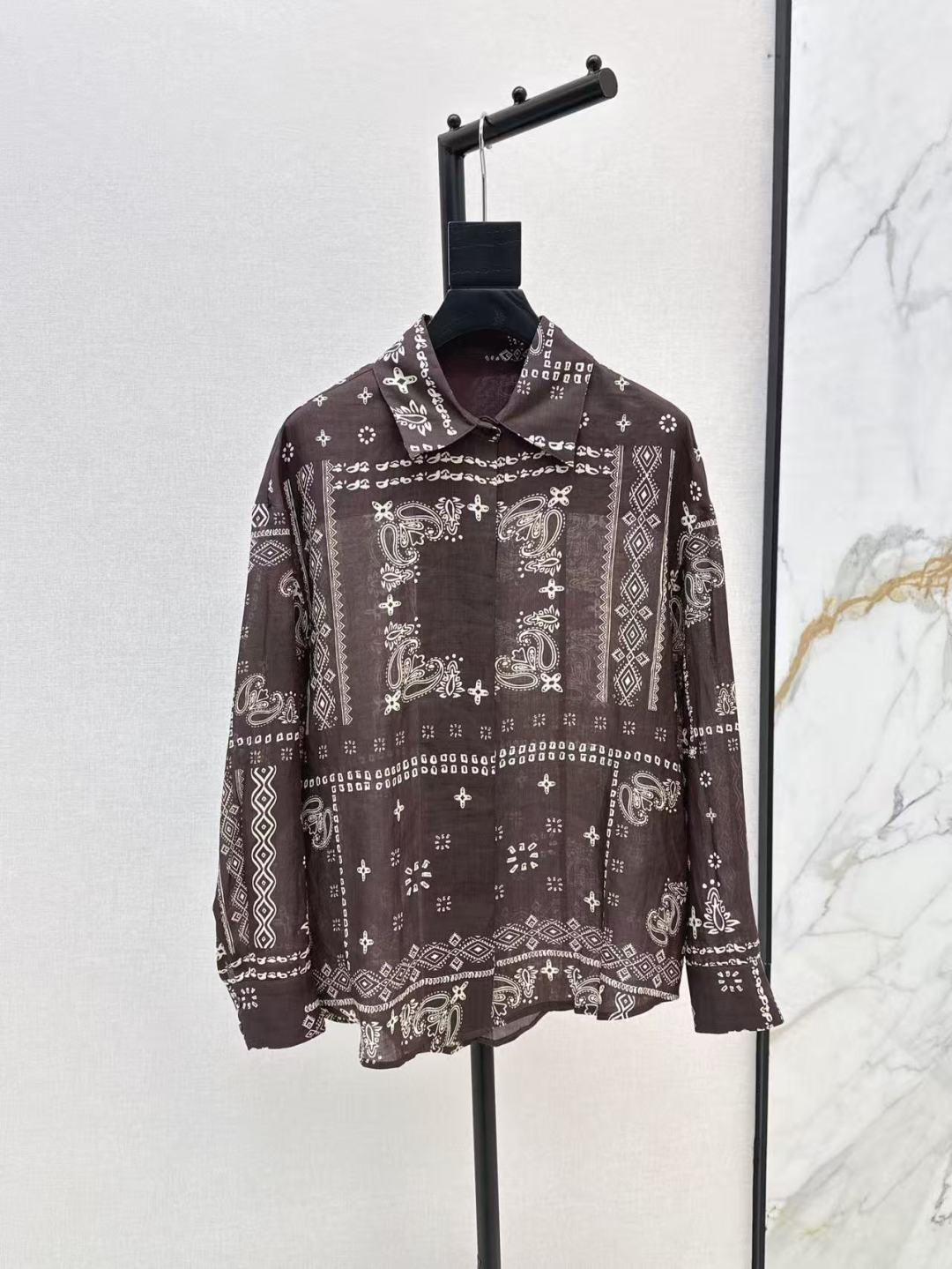 NO:427072,Super beautiful vacation style, fashionable and niche design 25Ss————The latest retro boho printed linen shirts in spring and summer come with vacation style, classic and durable, full of retro feel, white skin color, huge photo shoot, linen blend fabric, one color is available in stock, sml, shirts, alexander wang19860909超美的度假风 时髦小众设计 25Ss————春夏最新款复古波西米亚风印花亚麻衬衫自带度假风的花色 经典耐看 复古感满满 显肤色白 拍照巨出片 采用亚麻混纺面料 一色现货发售sml,,shirts,alexander wang,Women's clothing