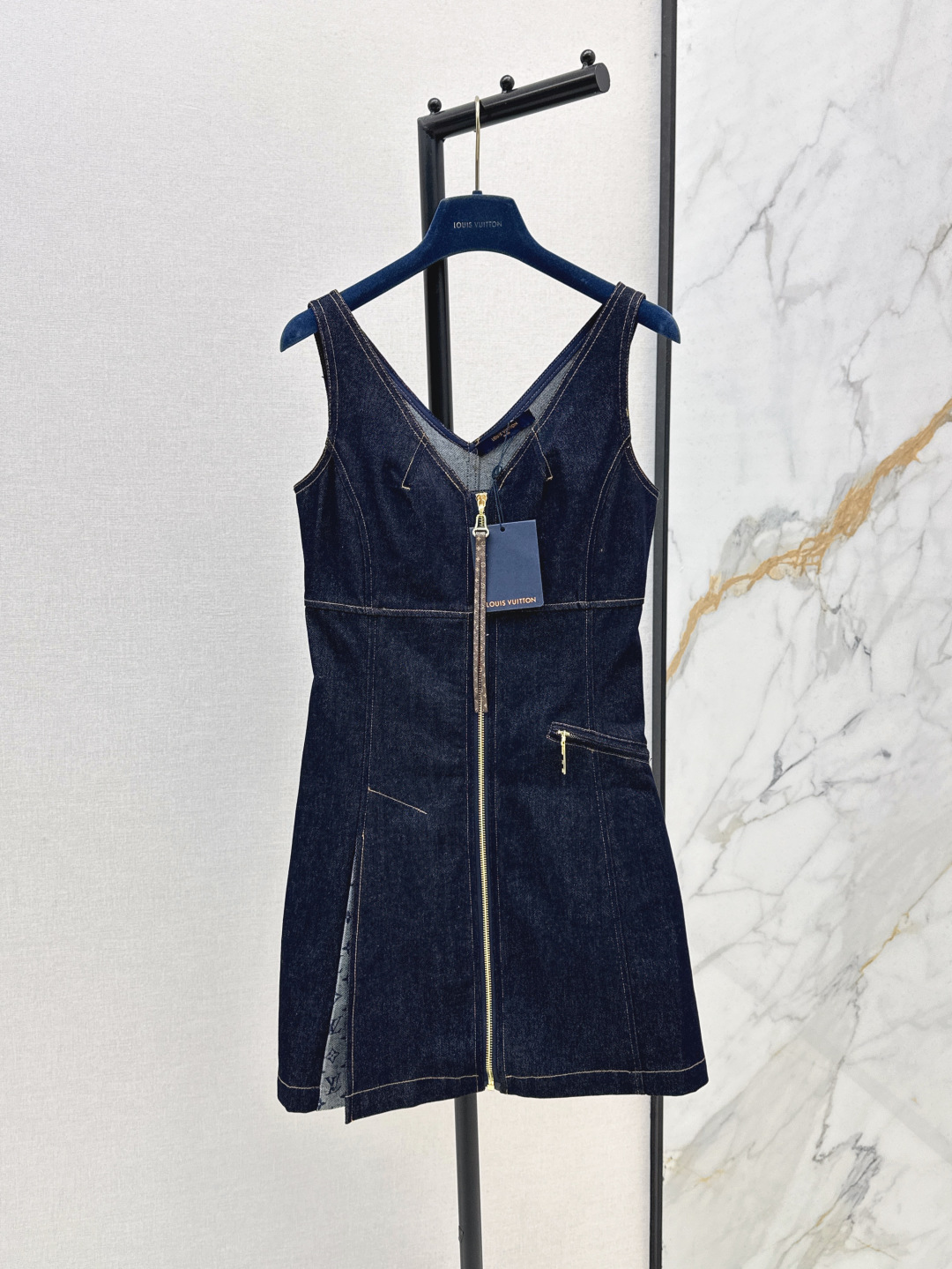 NO:428117,L Home 25Ss————The latest V-neck denim vest dress in spring and summer. Retro and fashionable and high-end items. Temperate V-neck zipper design. Slim-fitting dress. The upper body looks super slim. It is versatile and not picky. It is available in stock. SML, louis vuitton, skirts, alexander wang19860909L家 25Ss————春夏最新款V领牛仔背心连衣裙 复古时髦又高级的单品 气质V领拉链设计 修身版型连衣裙 上身超显瘦 百搭不挑人 一色现货发售sml,,louis vuitton,skirts,alexander wang,Women's clothing